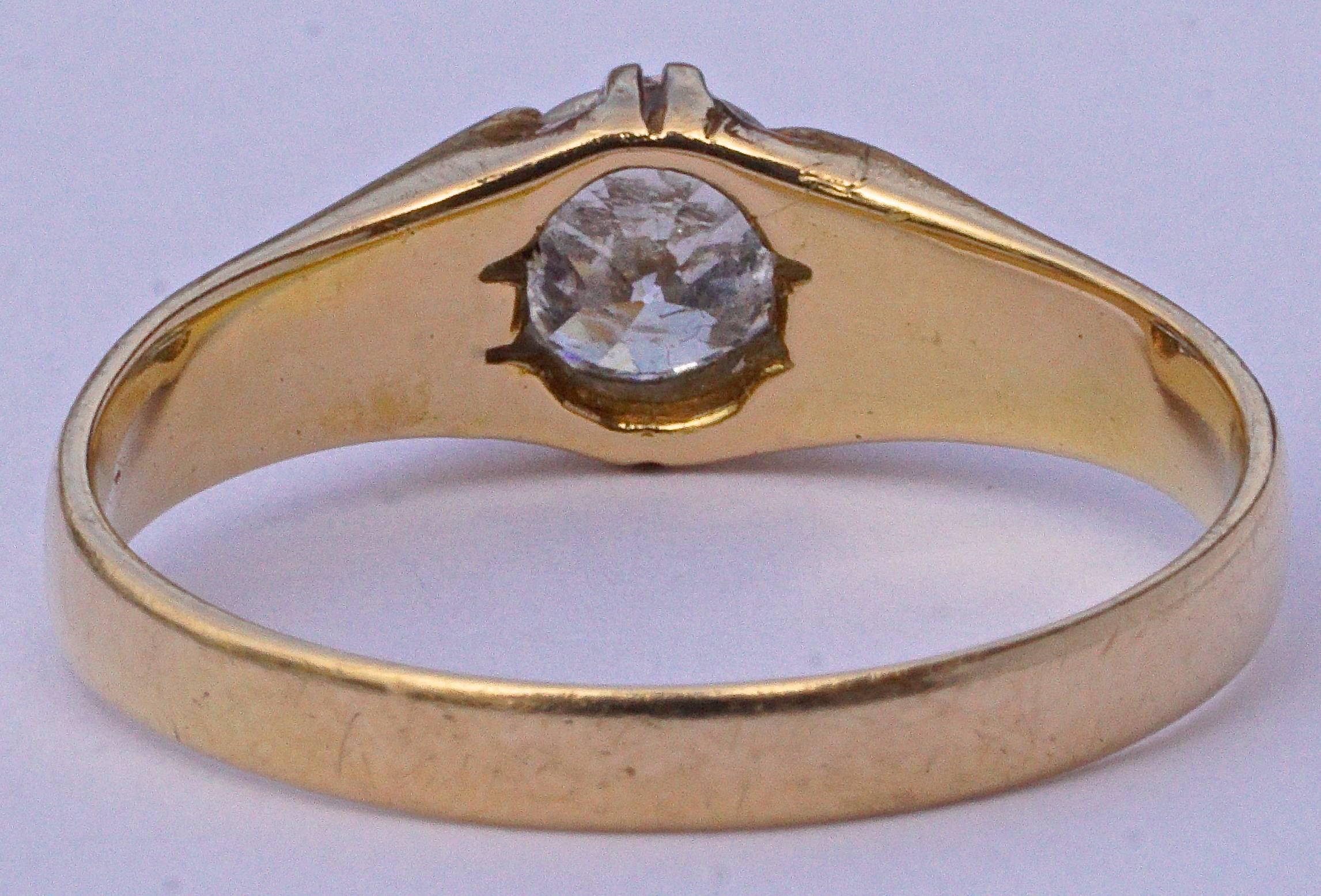 Bague en or 18ct ornée d'un joli solitaire en diamant. Bague de taille UK Q 1/2 / US 8 1/4, et diamètre intérieur 1.9cm / .75 inches. La profondeur de réglage est de 3 mm. Le diamant de taille ancienne pèse entre 0,48 et 0,52 carats, et la bande