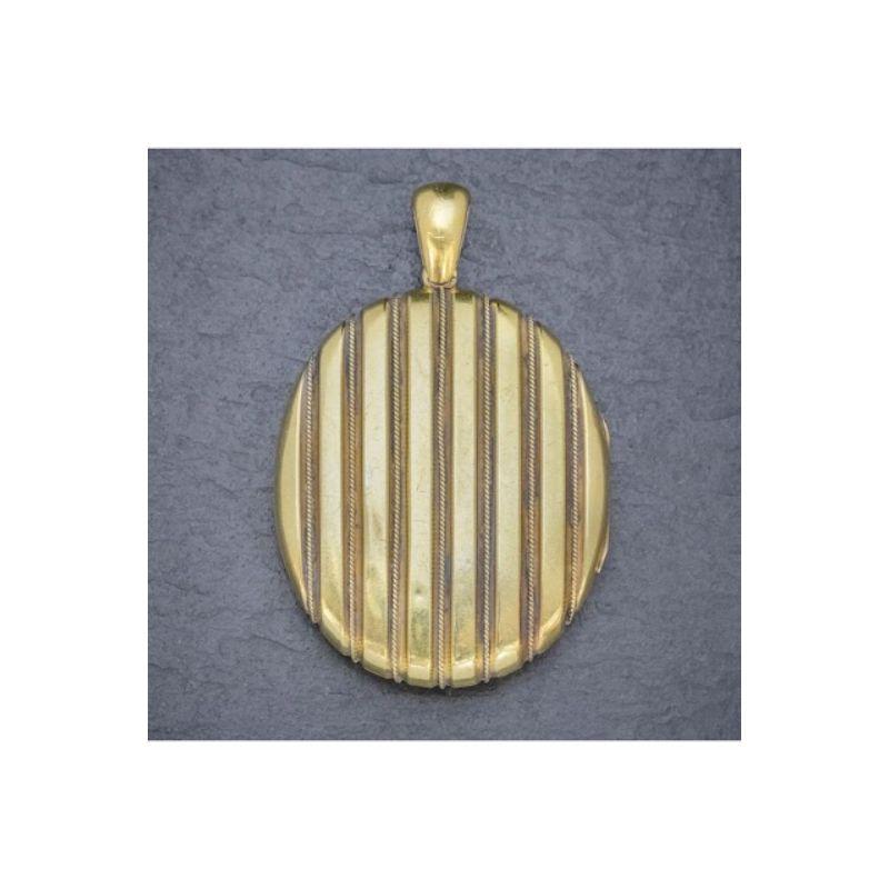An exquisite Antique locket crafted in 18ct Yellow Gold during the mid Victorian era, Circa 1880. It features fabulous indented vertical stripes along the front and back with decorative rope detailing running down the inside of each.

The locket is