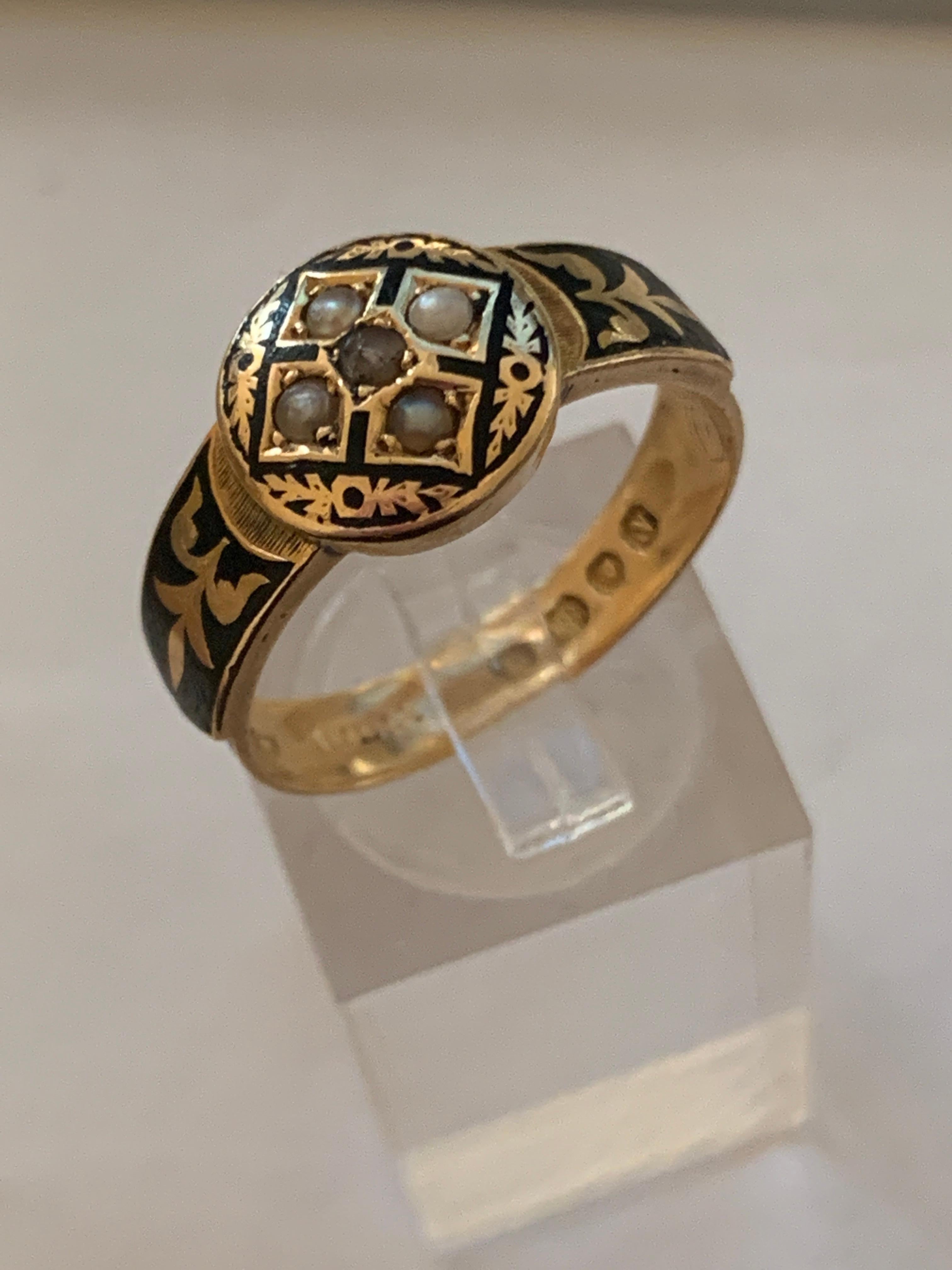Antique Victorian 18ct Gold Memorial Ring  In Good Condition For Sale In London, GB