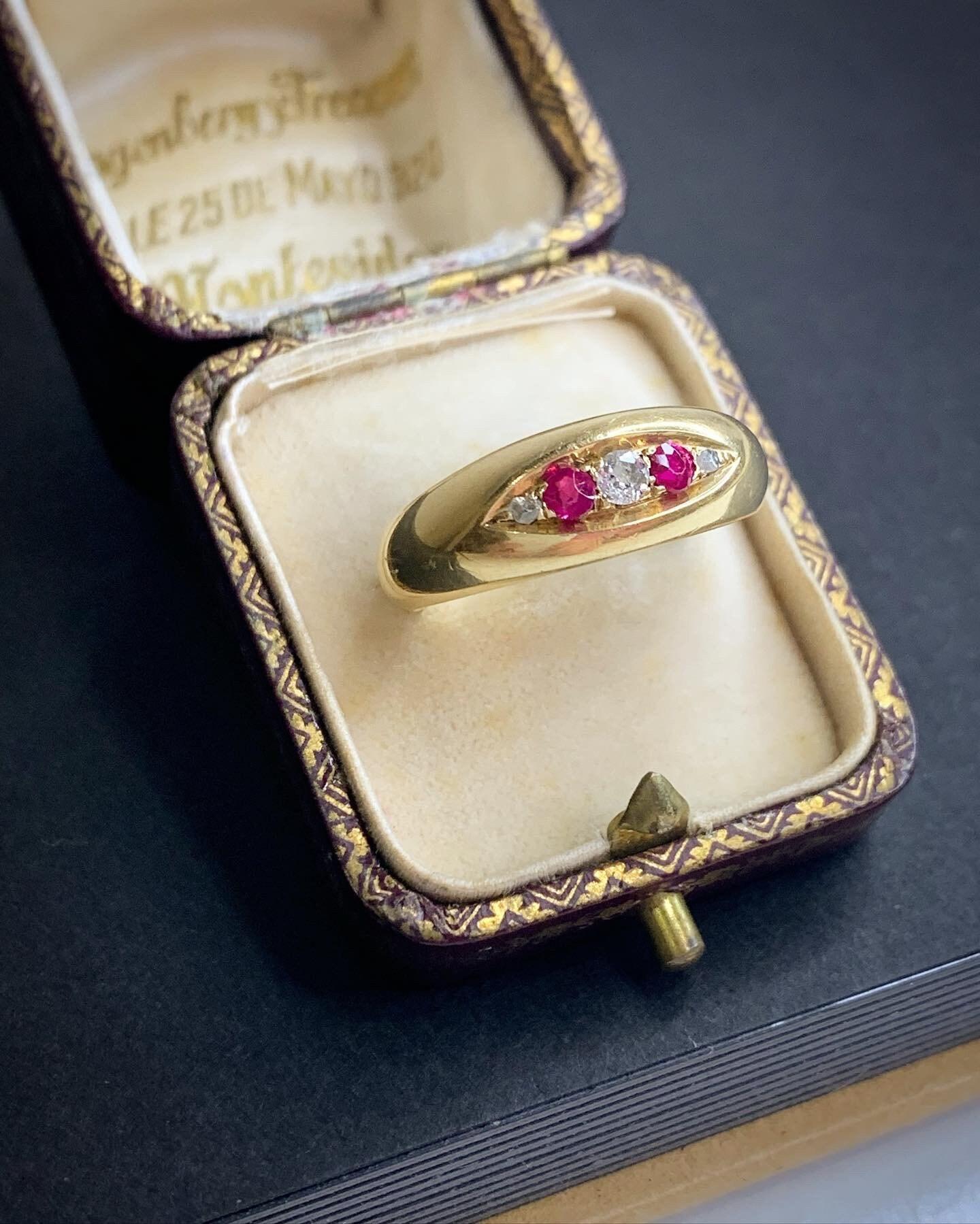 Antique Victorian 18ct Gold Ruby & Diamond Boat Shaped Ring In Good Condition For Sale In Brighton, GB