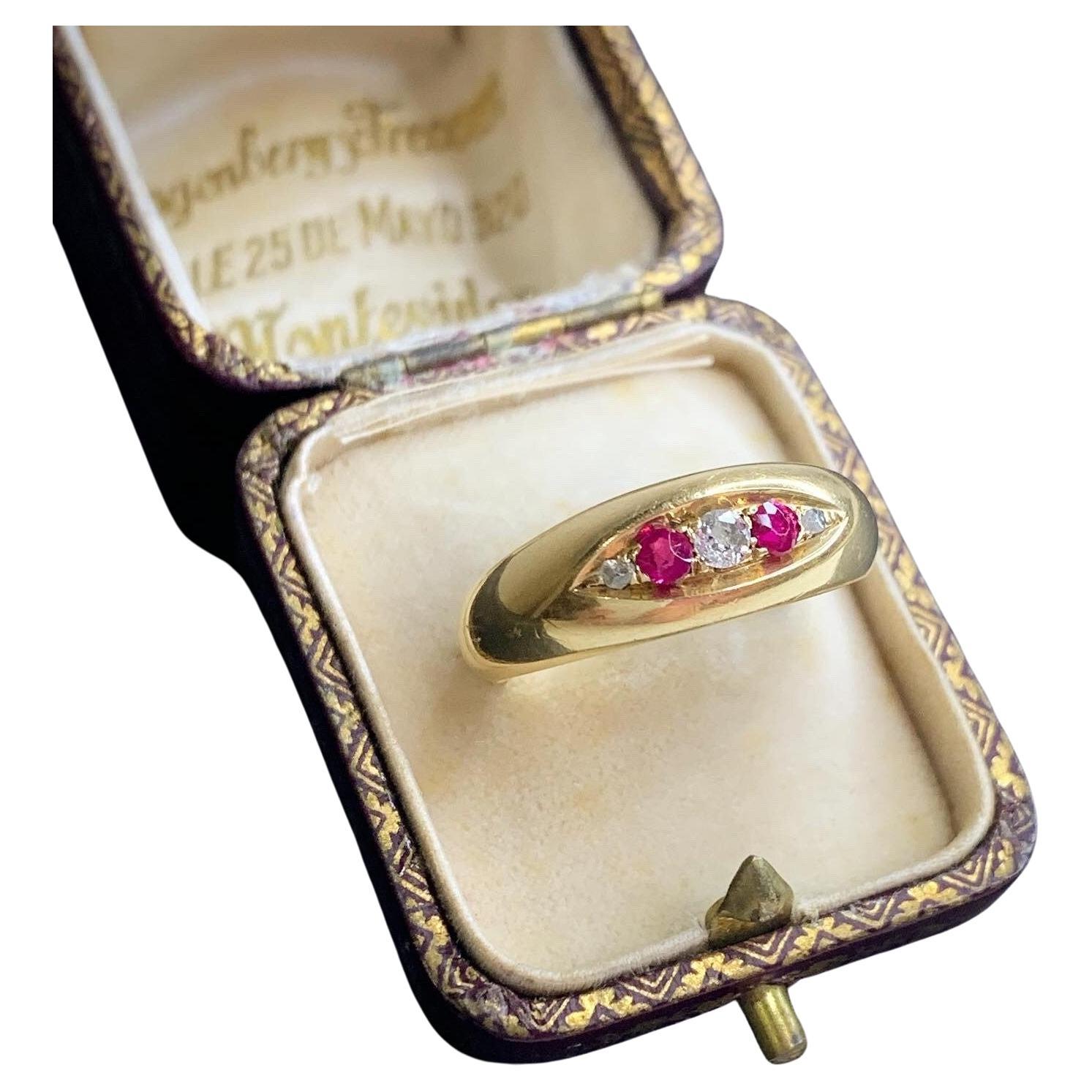 Antique Victorian 18ct Gold Ruby & Diamond Boat Shaped Ring For Sale