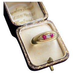 Antiker viktorianischer Bootsförmiger Ring aus 18 Karat Gold mit Rubin und Diamant