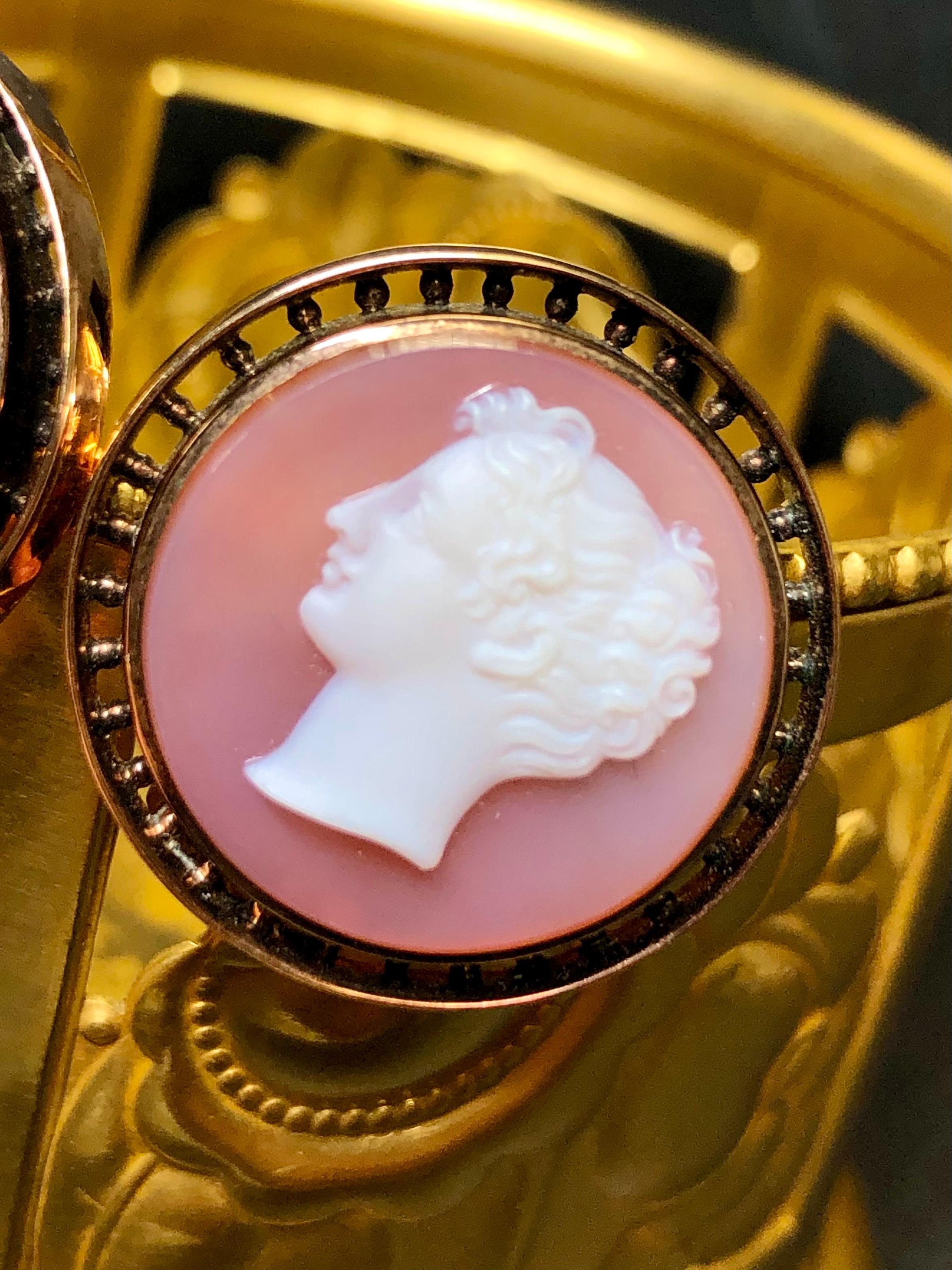 Antique Victorian 18K Carnelian Hardstone Cameo Clip On Huggie Earrings In Good Condition For Sale In Winter Springs, FL