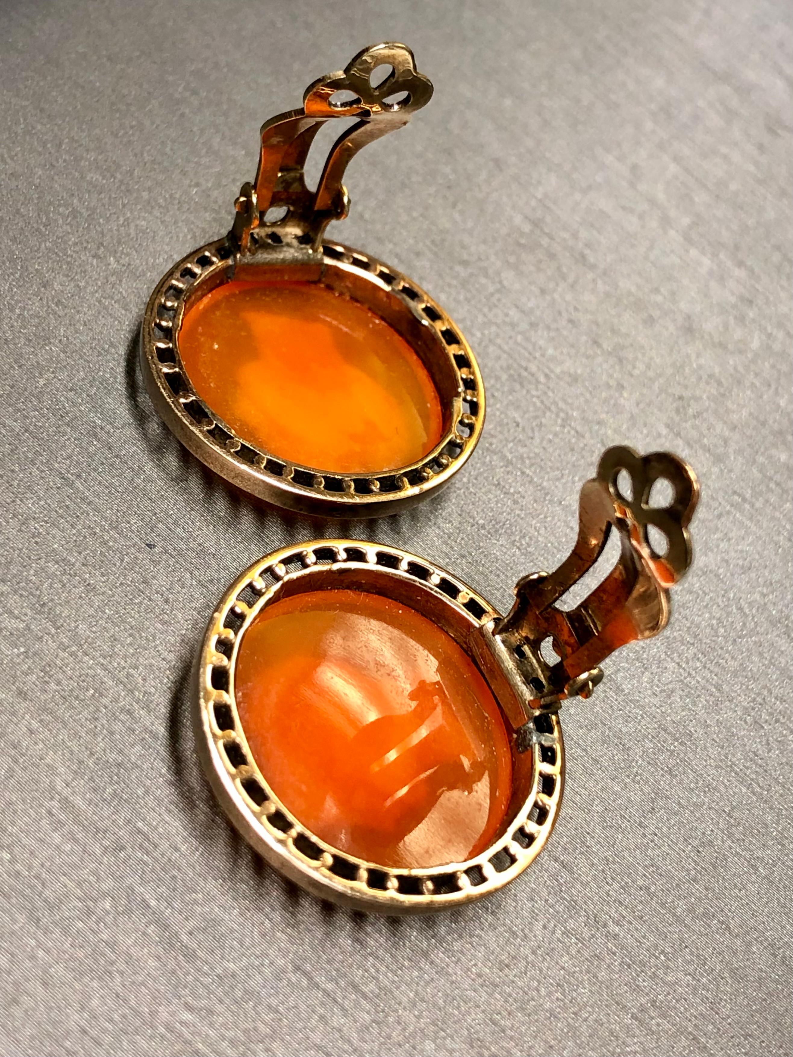 Antique Victorian 18K Carnelian Hardstone Cameo Clip On Huggie Earrings For Sale 2