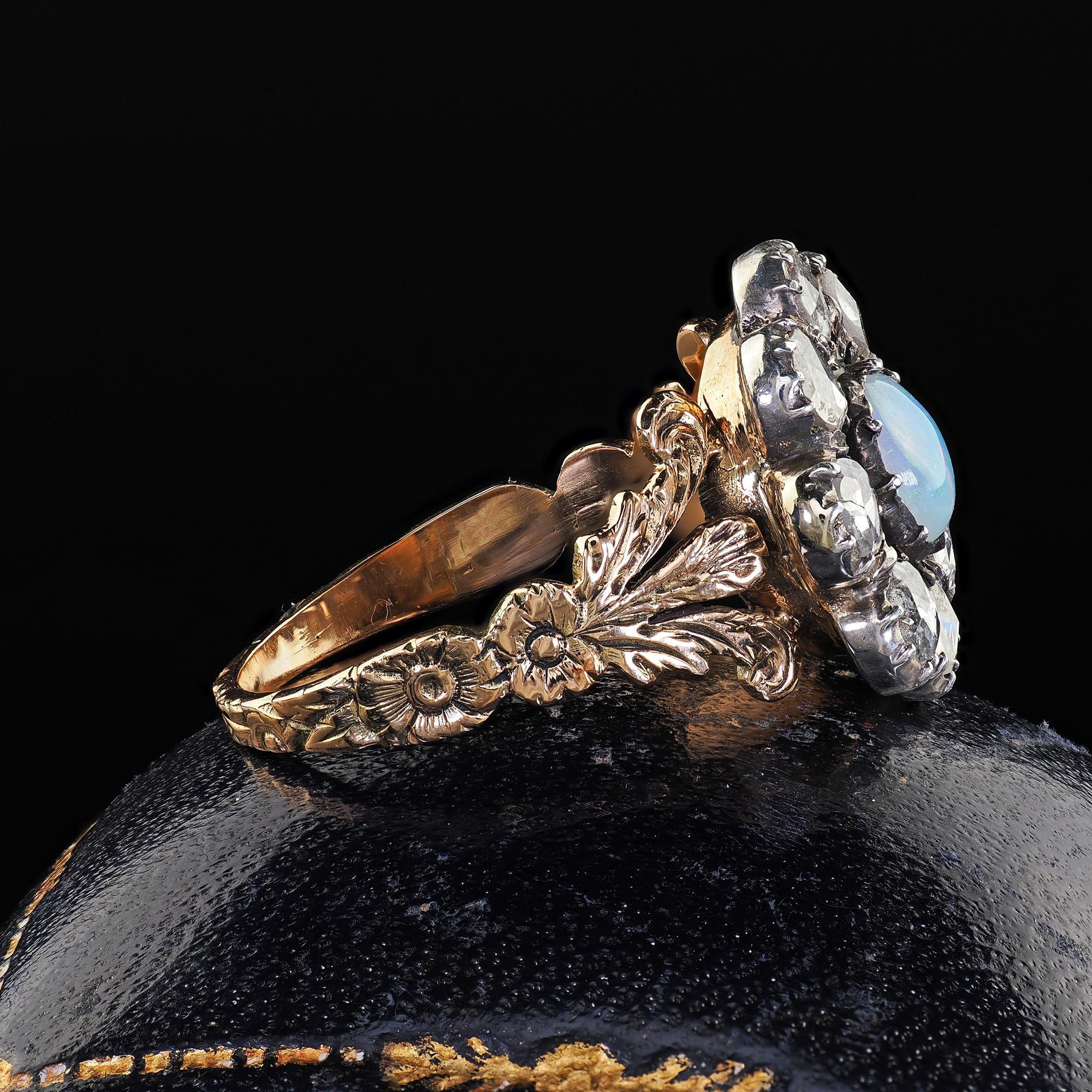 Taille cabochon Bague de fiançailles victorienne ancienne en or 18K et argent, avec diamant taillé en rose et opale en vente