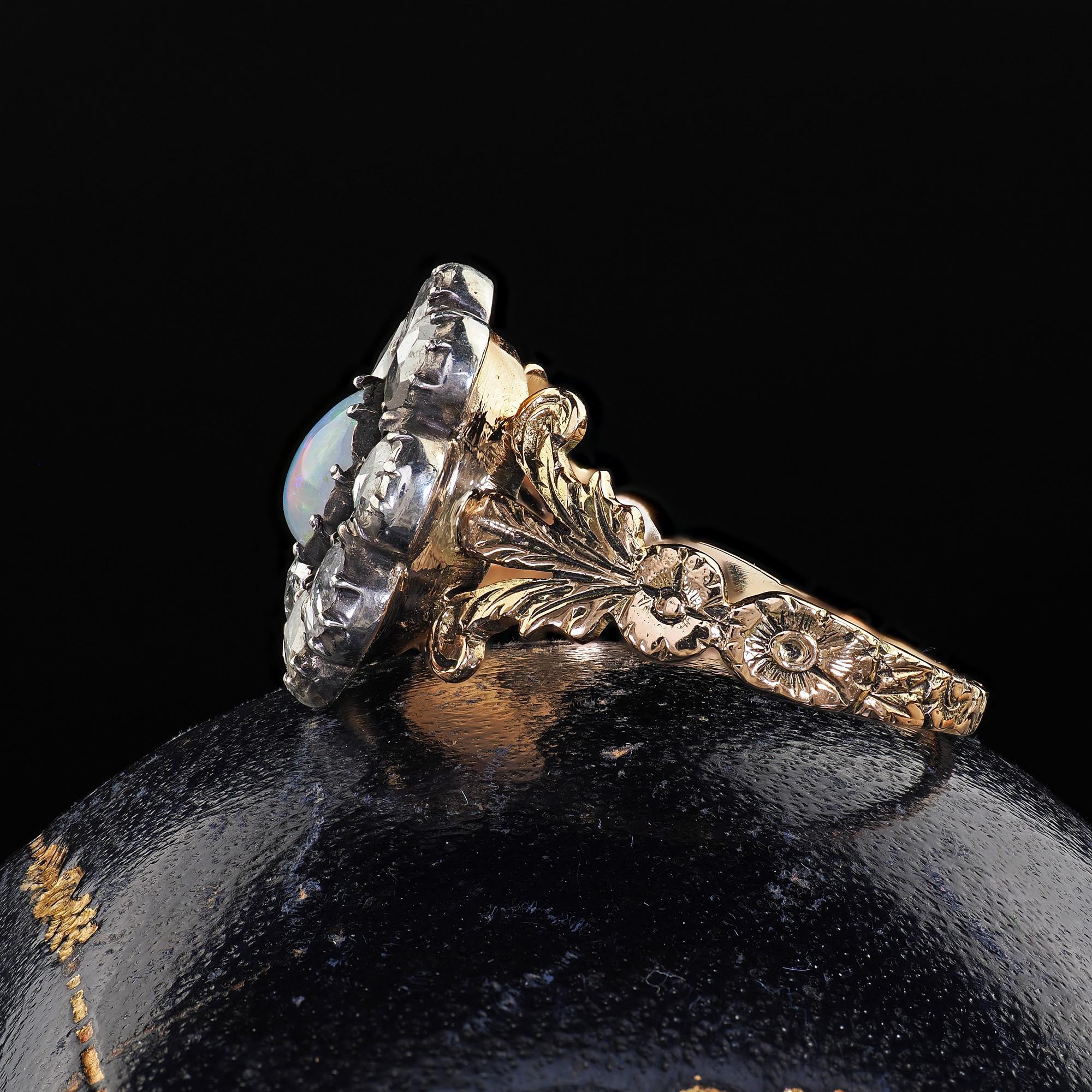 Bague de fiançailles victorienne ancienne en or 18K et argent, avec diamant taillé en rose et opale Bon état - En vente à Great Neck, NY