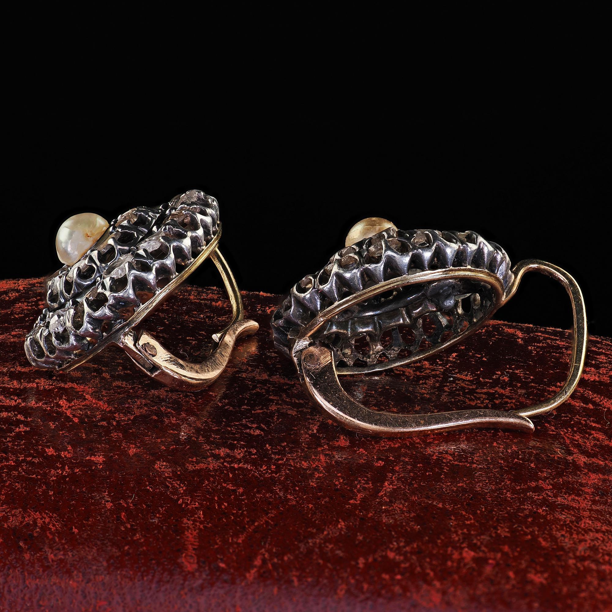 Preciosos pendientes victorianos antiguos de oro y plata de 18 quilates con diamantes talla rosa y perlas. Este asombroso par de pendientes victorianos de diamantes talla rosa y perlas están elaborados en oro amarillo de 18 quilates y plata. Estos