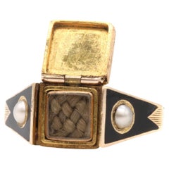 Antiguo anillo de luto victoriano de oro de 18 quilates con esmalte negro y relicario con bisagra de perlas