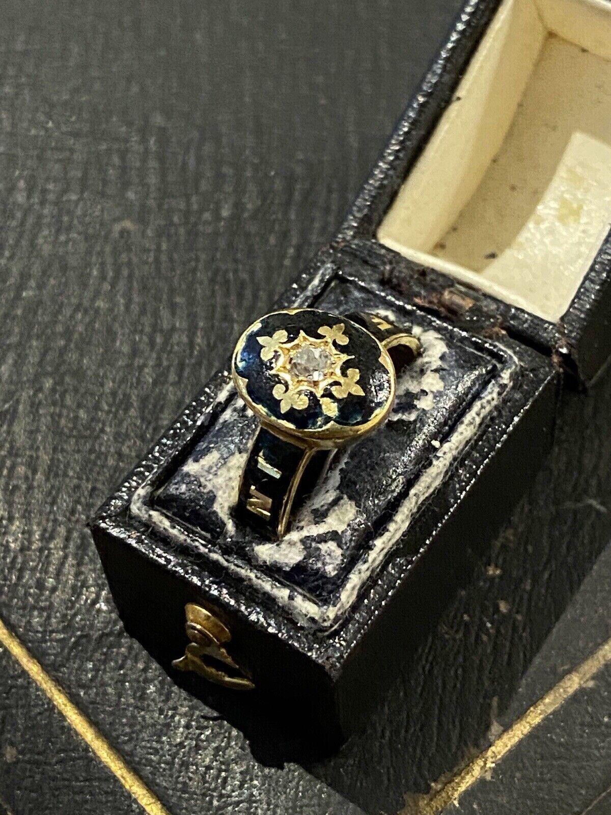 Victorien tardif Ancienne bague de deuil victorienne en or 18k, émail noir et diamant taillé à l'ancienne, C 1884 en vente