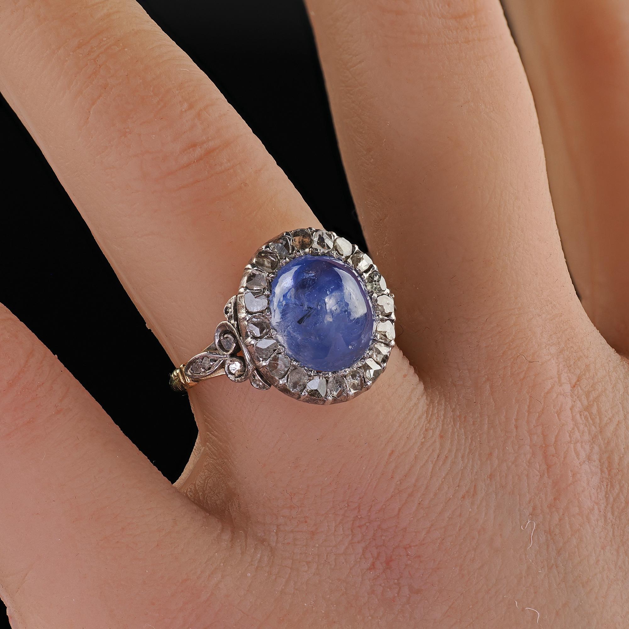 Antiguo anillo de compromiso victoriano de oro de 18 quilates con diamantes talla rosa y zafiro en cabujón en venta 4