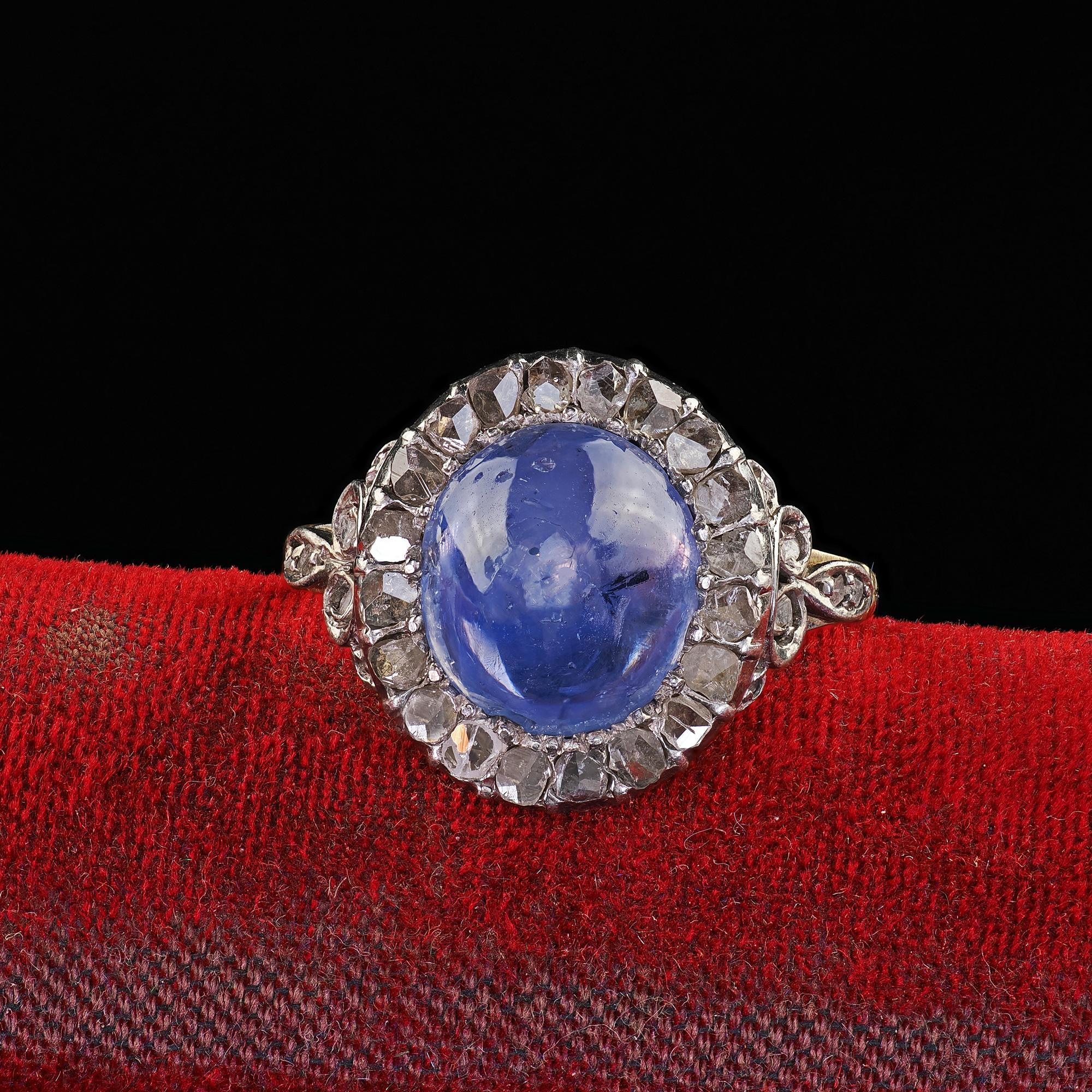 Precioso Anillo de Compromiso Victoriano Antiguo de Oro de 18 K con Zafiro Cabujón y Diamante talla rosa. Este precioso anillo de compromiso victoriano de zafiro estrella y diamantes está elaborado en oro amarillo de 18 quilates y plata. El anillo