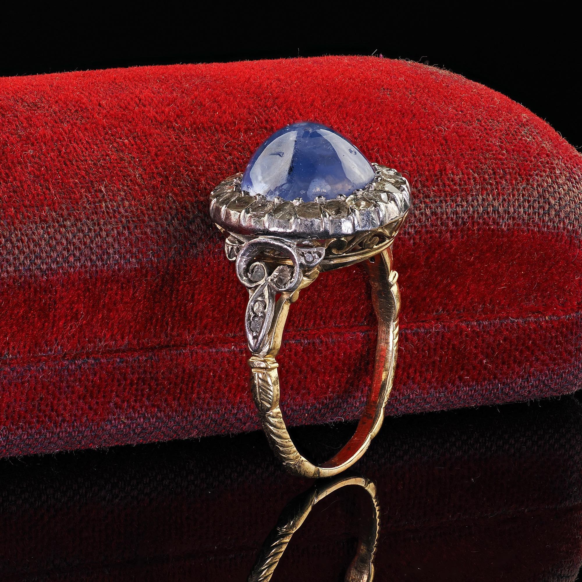 Antiguo anillo de compromiso victoriano de oro de 18 quilates con diamantes talla rosa y zafiro en cabujón Victoriano en venta