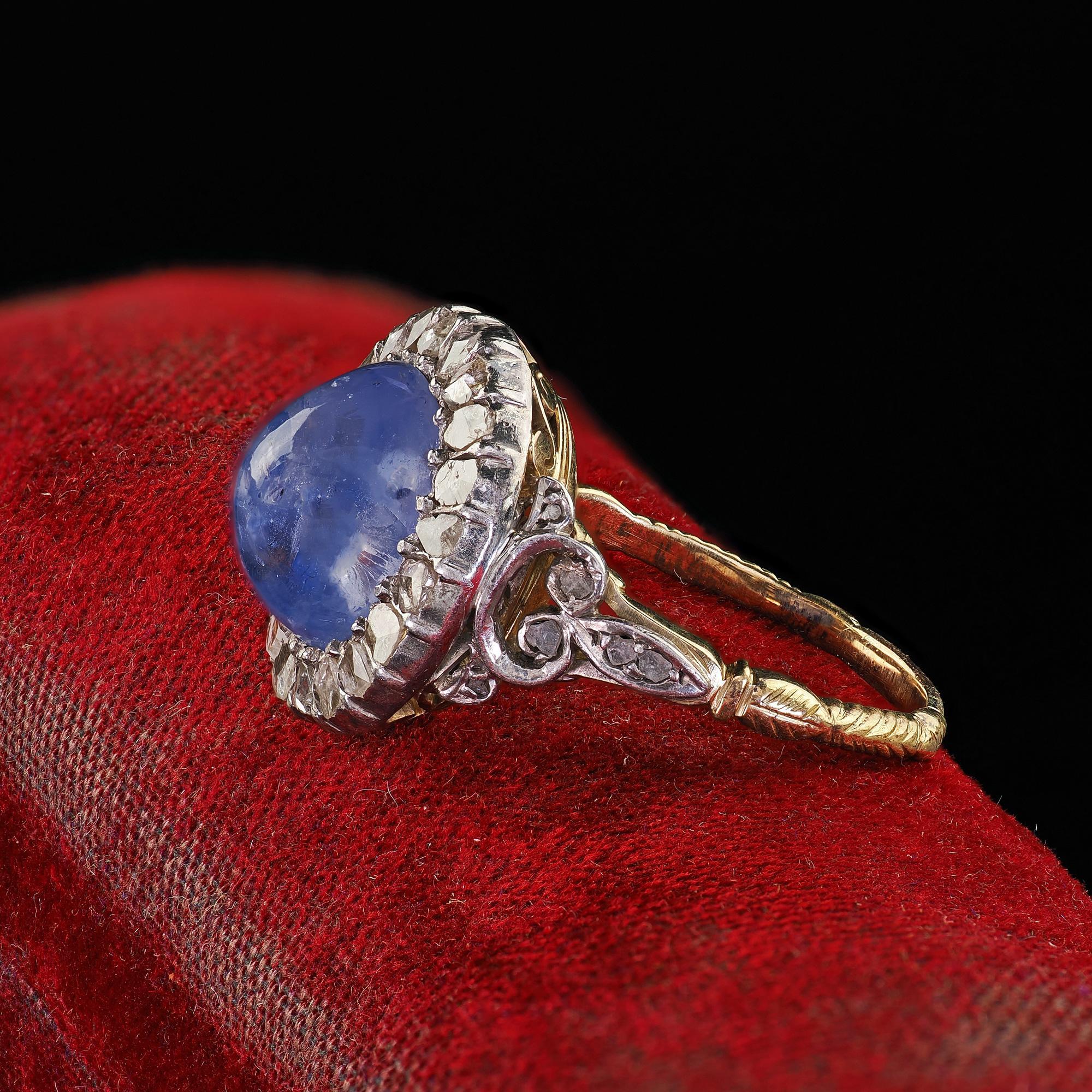Antiguo anillo de compromiso victoriano de oro de 18 quilates con diamantes talla rosa y zafiro en cabujón en Bueno estado para la venta en Great Neck, NY