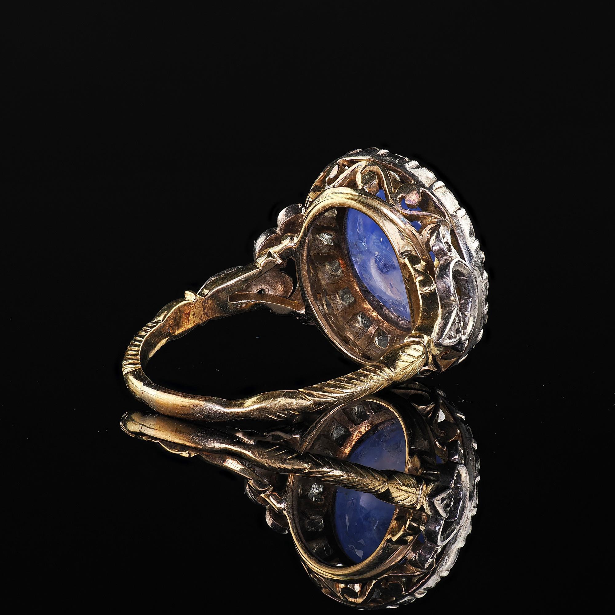 Antiguo anillo de compromiso victoriano de oro de 18 quilates con diamantes talla rosa y zafiro en cabujón en venta 2