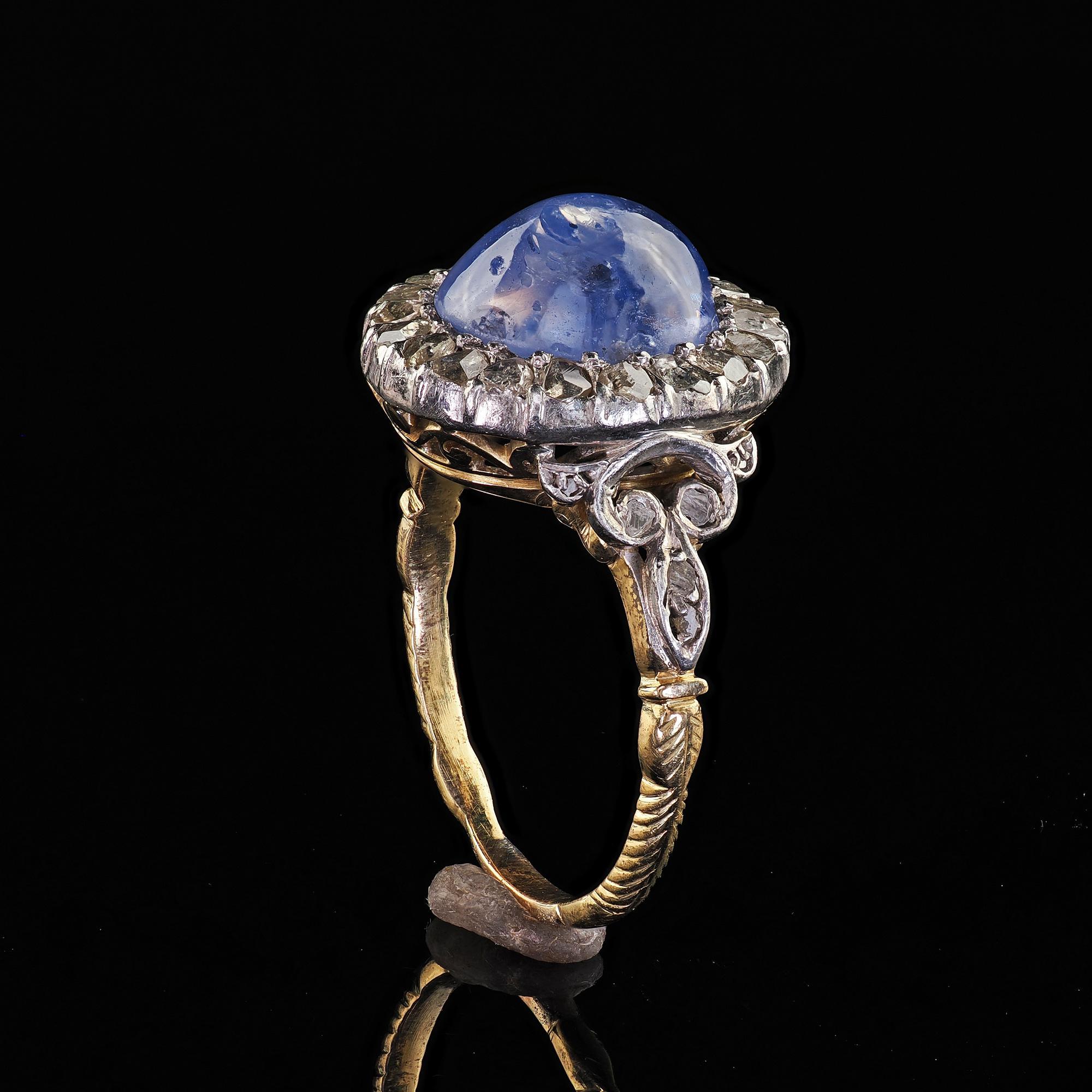 Antiguo anillo de compromiso victoriano de oro de 18 quilates con diamantes talla rosa y zafiro en cabujón en venta 3