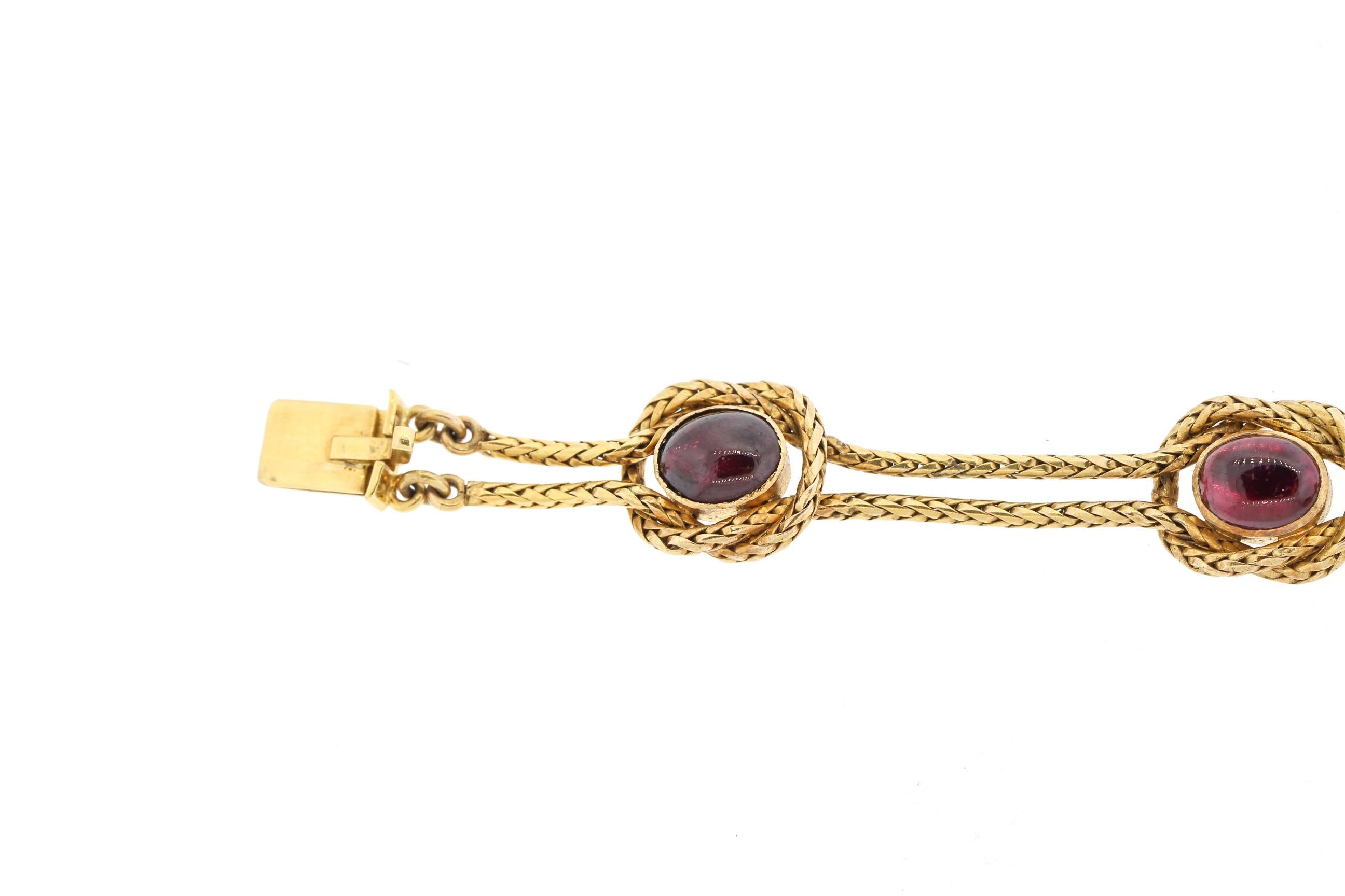 Antique Victorian 18 Karat Gold Carbuncle Garnet Heart Bracelet In Good Condition In New York, NY