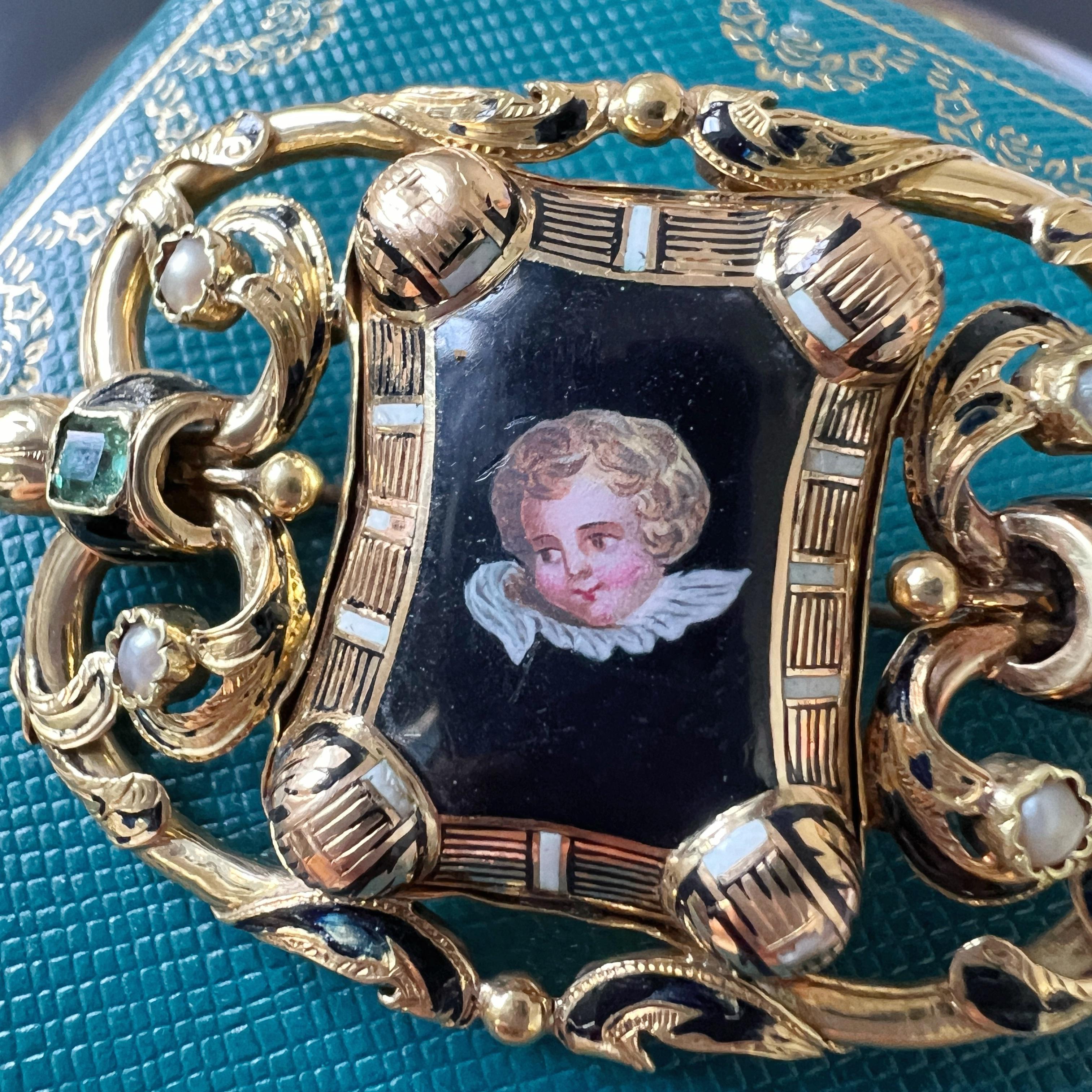 Emerald Cut Antique Victorian 18K gold cherub brooch with emeralds and natural pearls For Sale