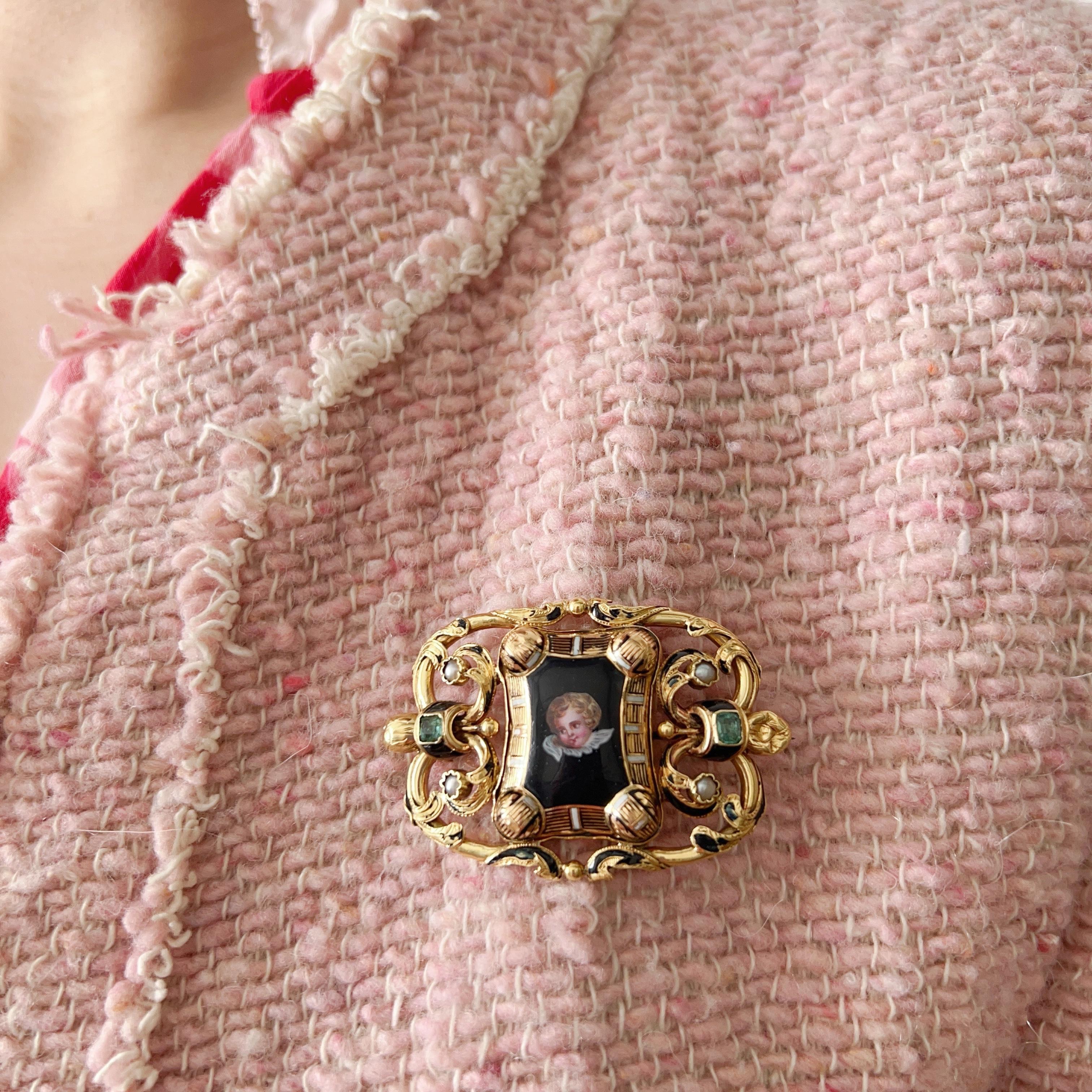 Antique Victorian 18K gold cherub brooch with emeralds and natural pearls In Good Condition For Sale In Versailles, FR