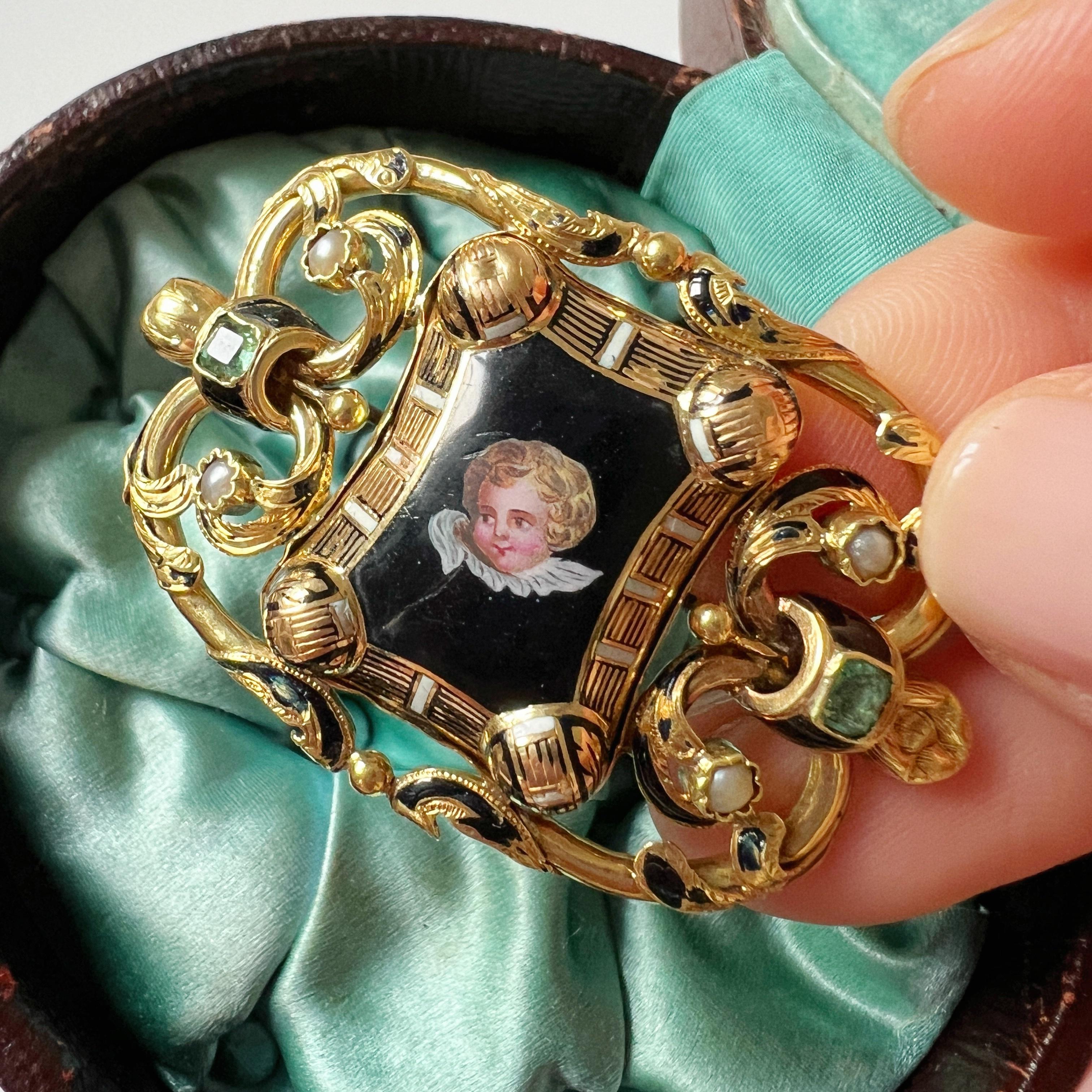 Antique Victorian 18K gold cherub brooch with emeralds and natural pearls For Sale 1