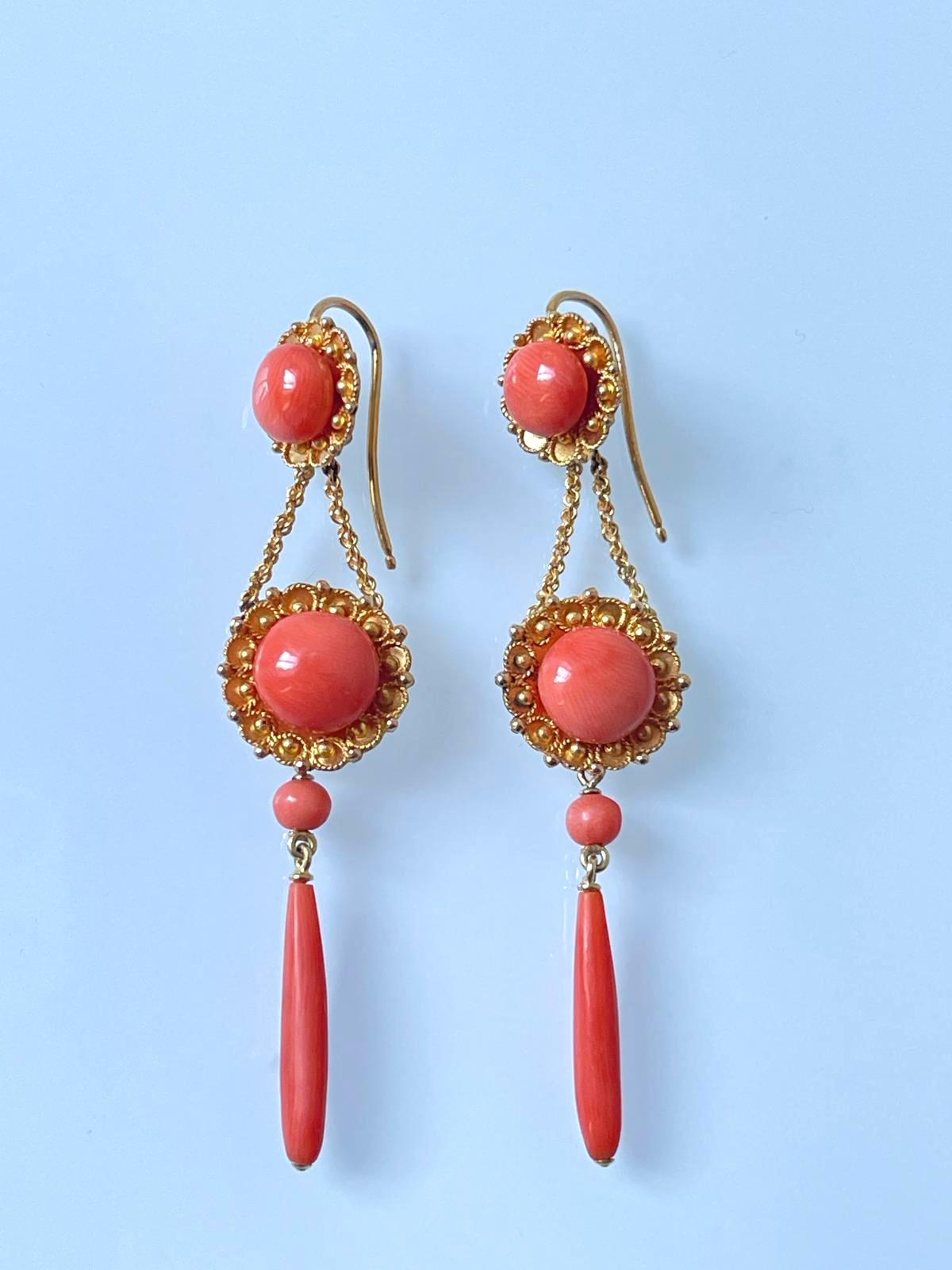 Antique Victorian 18K Gold Coral Etruscan Revival Long Drop Earrings C 1860 In Good Condition For Sale In Firenze, IT