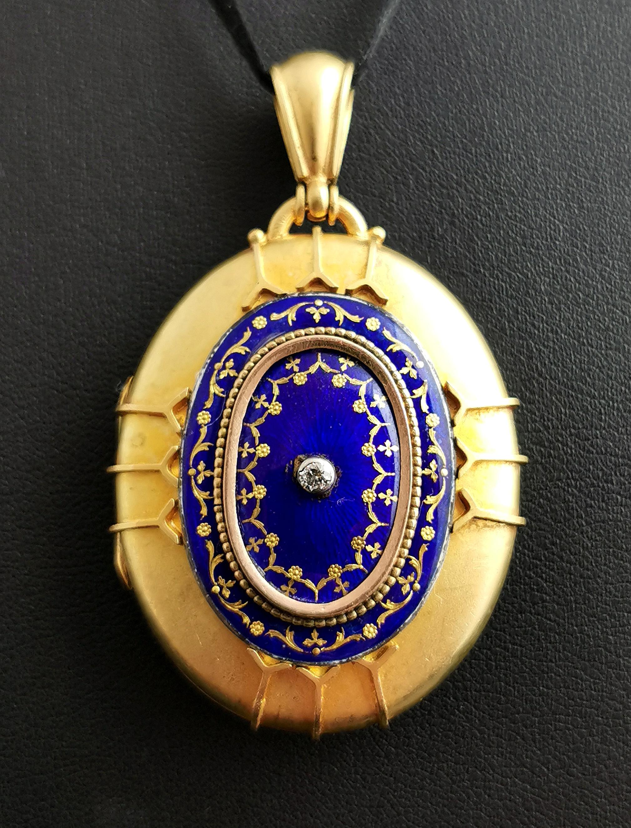 Un splendide et beau pendentif médaillon victorien ancien.

Fabriqué en or 18kt richement fleuri avec une finition brossée, ce médaillon respire le luxe de haut en bas.

L'avant est décoré d'un émaillage guilloché bleu royal royal avec de minuscules