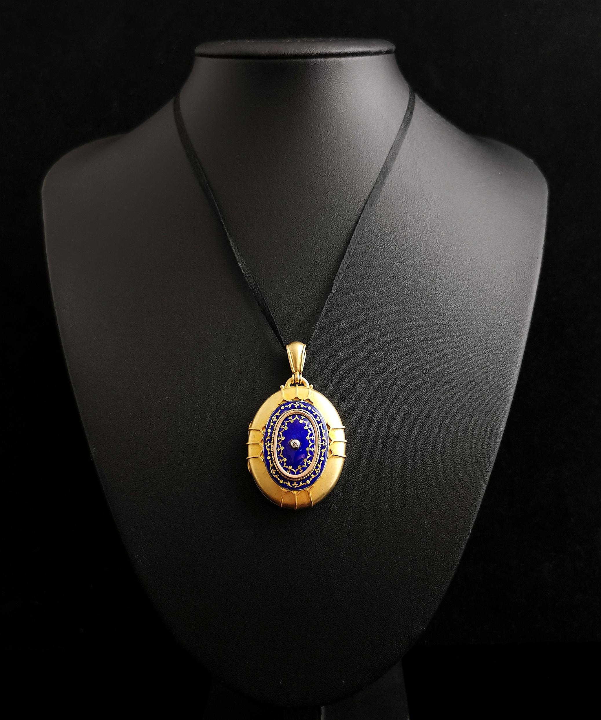 Victorien Pendentif médaillon victorien ancien en or 18 carats avec diamants et émail bleu en vente