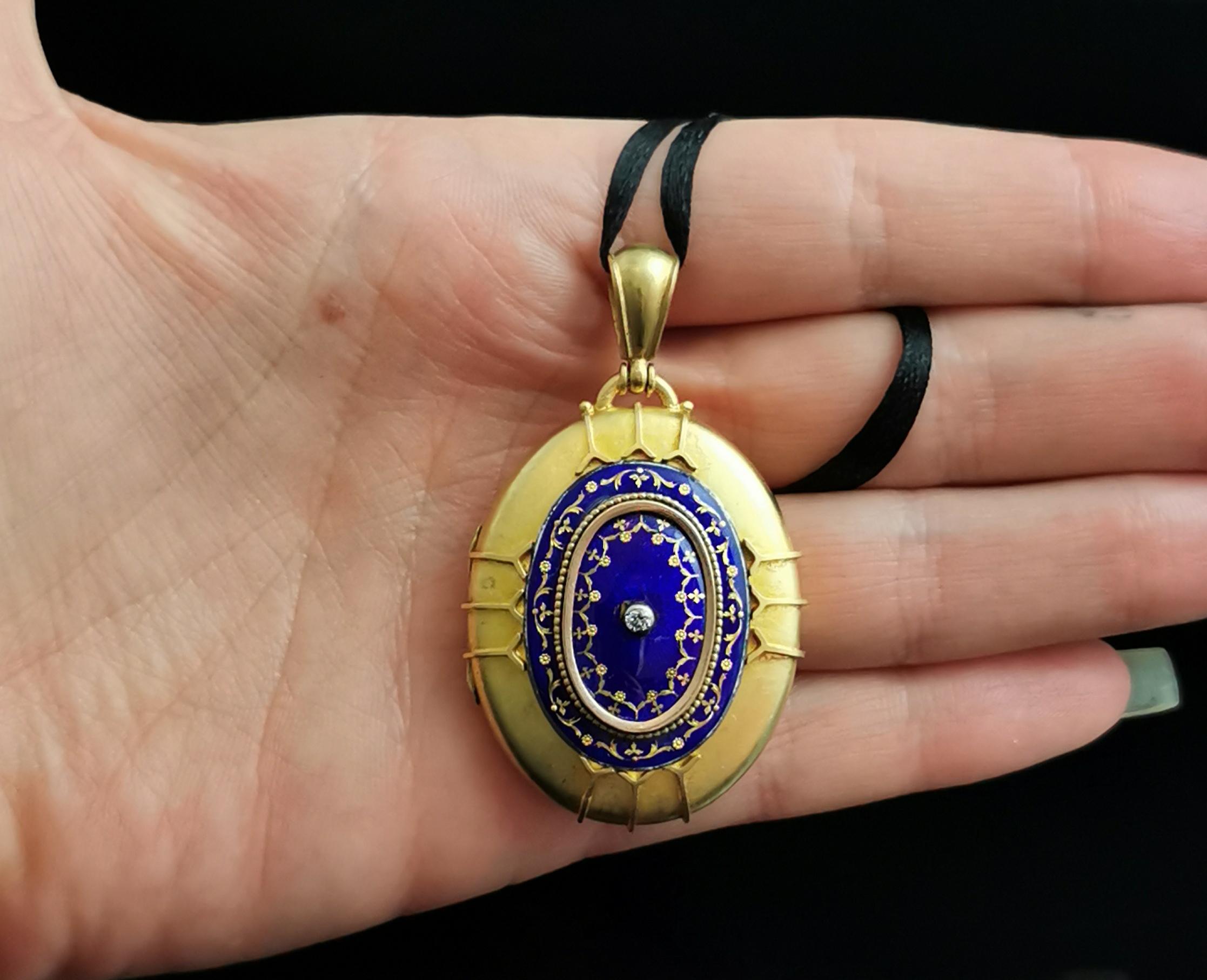 Antique Victorian 18k Gold Diamond and Blue Enamel Locket Pendant In Good Condition For Sale In NEWARK, GB