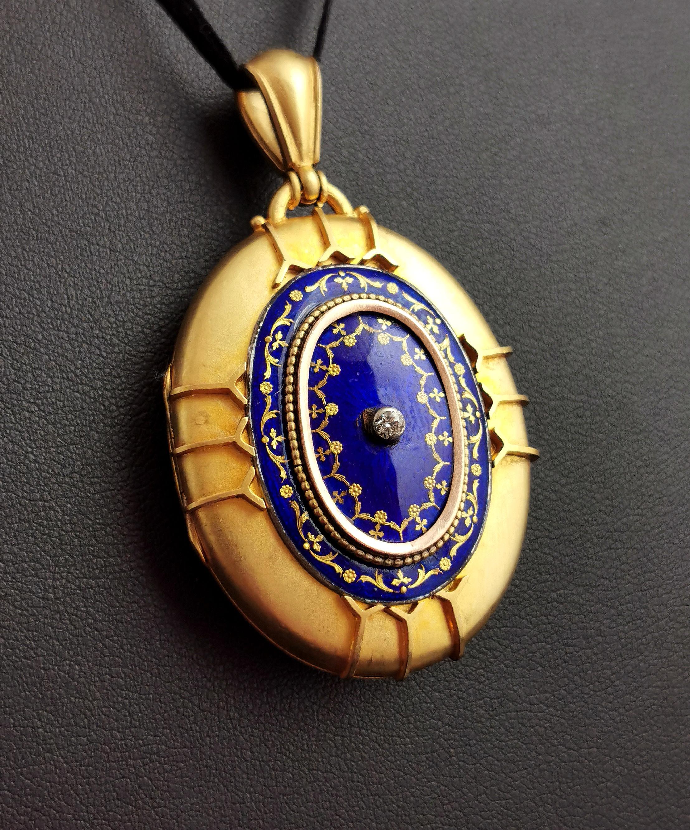 Pendentif médaillon victorien ancien en or 18 carats avec diamants et émail bleu en vente 2