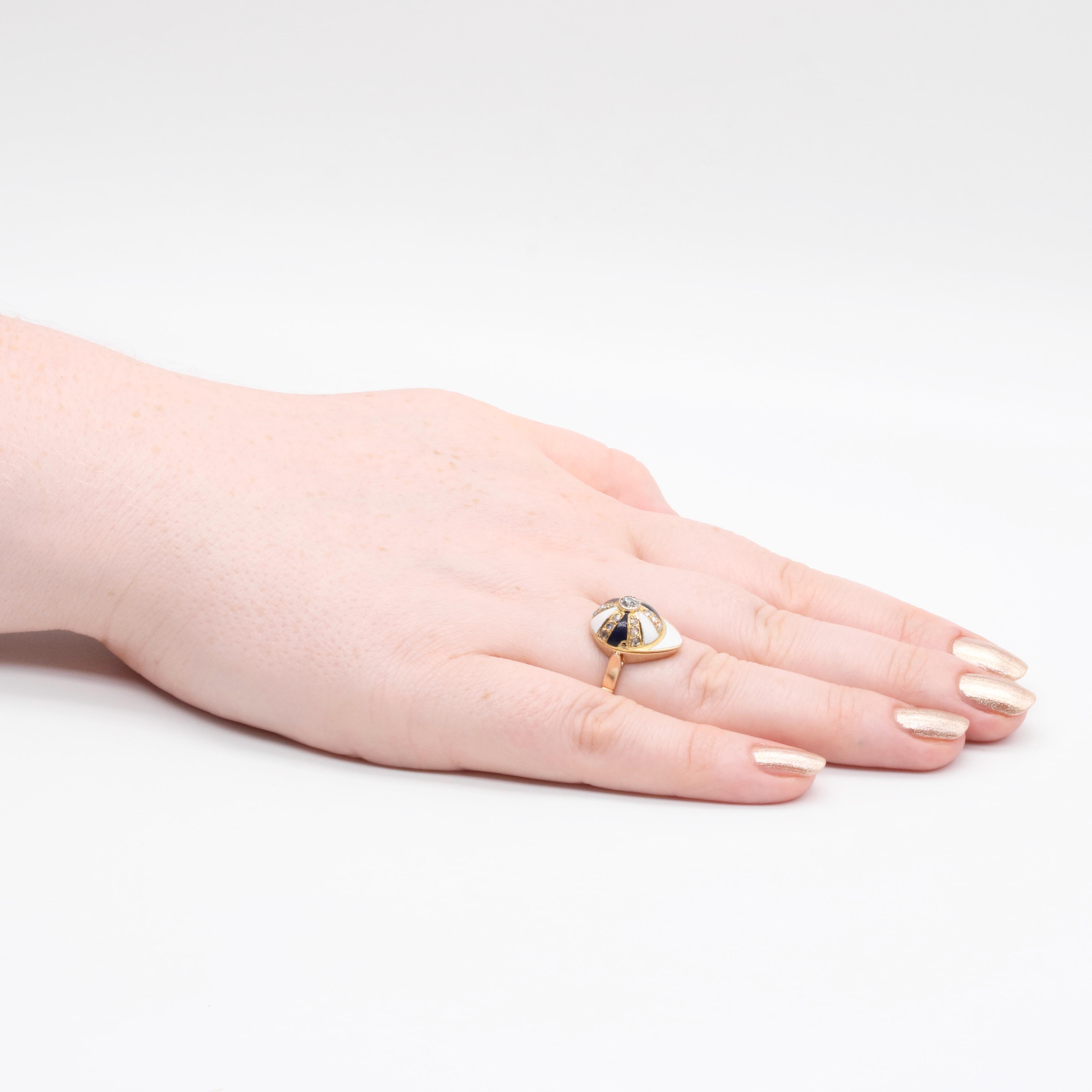 Antiker Ring aus Gelbgold mit Diamanten und Emaille, bestehend aus einem Diamanten im Altschliff und achtzehn Diamanten im Rosenschliff, gefasst in 18 Karat Gelbgold und verziert mit blauer und weißer Emaille, an einem Band aus 18 Karat Gelbgold.