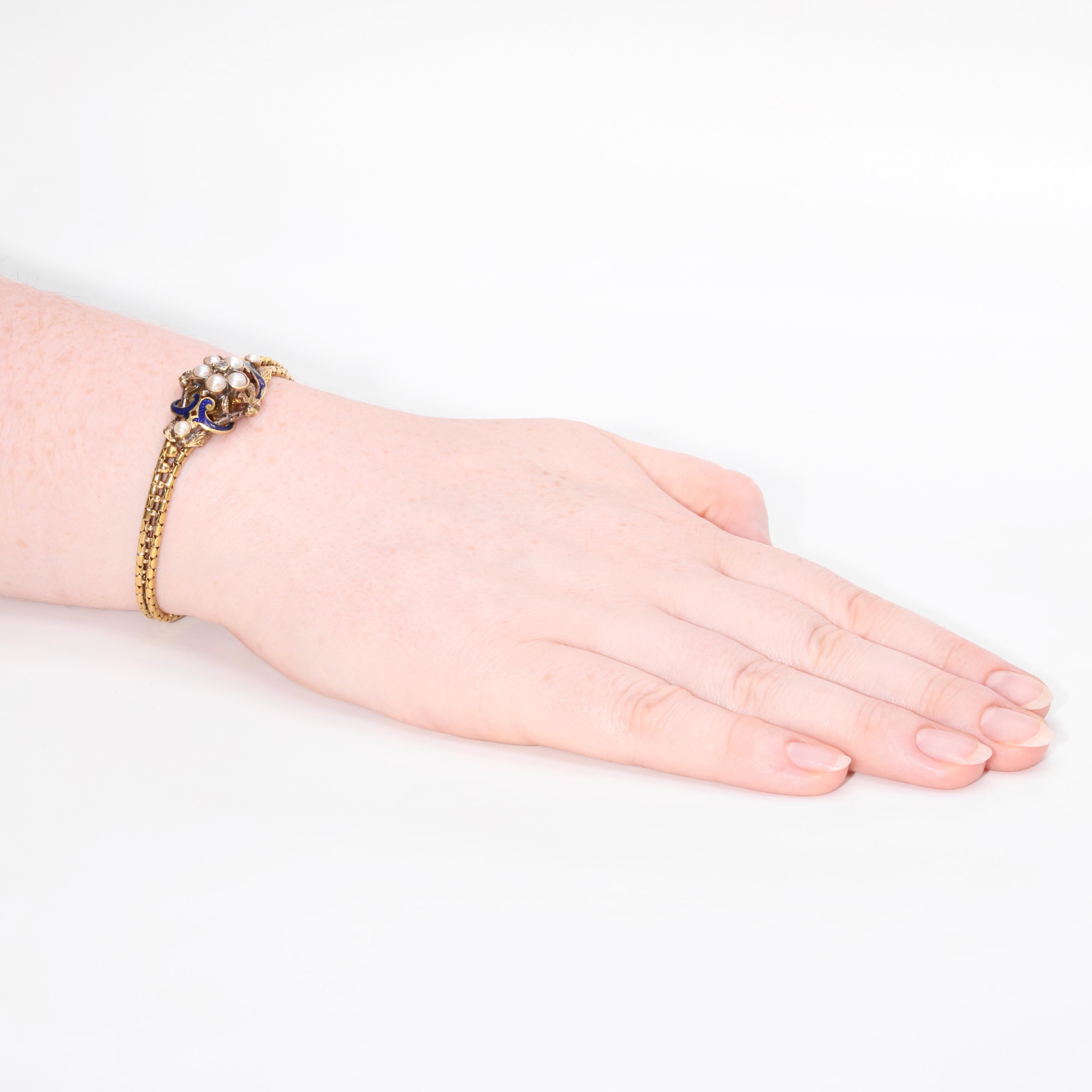 Un bracelet victorien en diamant, perle, émail et or jaune, comprenant un diamant de taille ancienne, sept perles, serties dans de l'or jaune 18 carats, orné d'émail bleu. 

Ce magnifique bracelet victorien est serti au centre d'un diamant taillé en