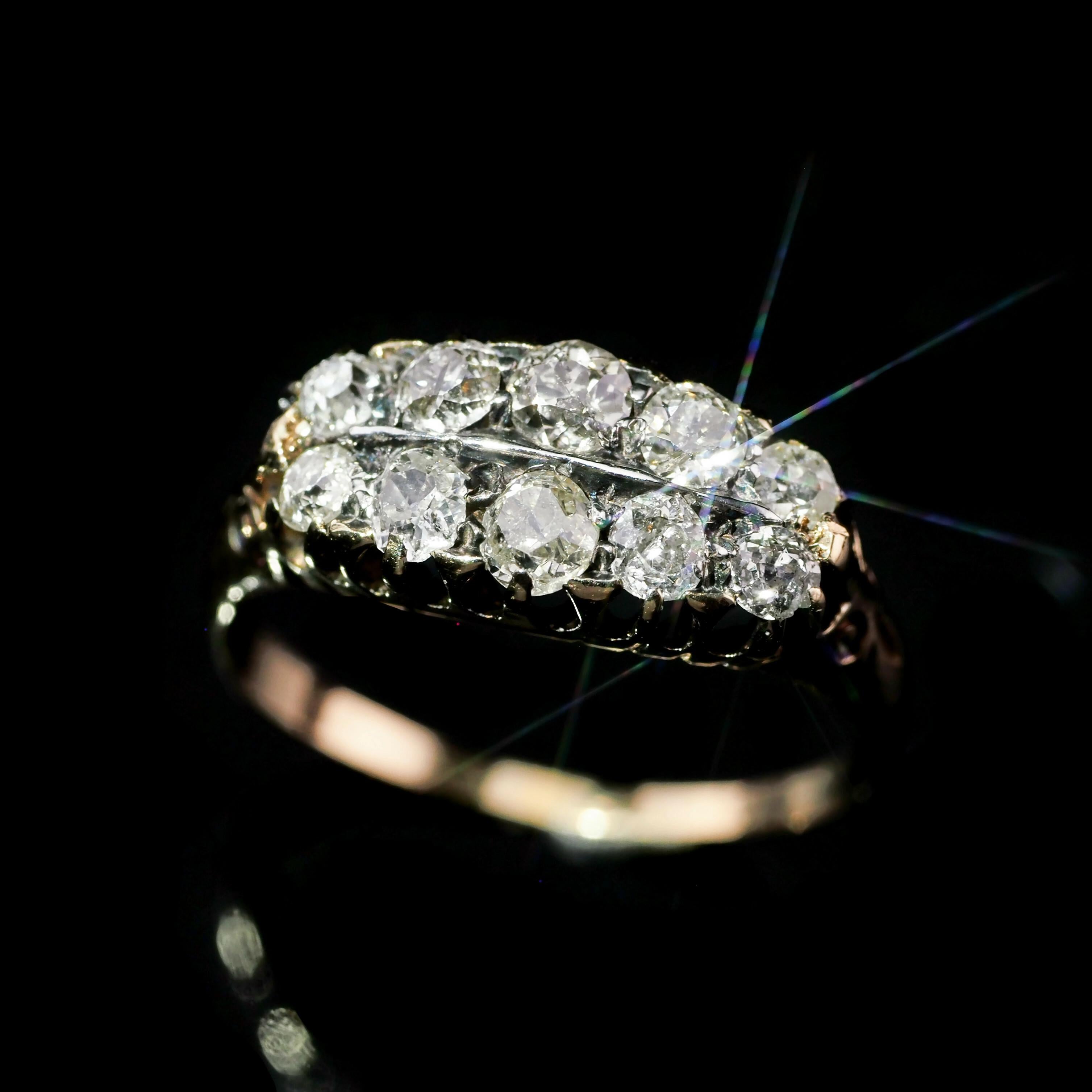 Wir freuen uns, diesen fabelhaften viktorianischen Ring aus 18 Karat Gold mit einer Doppelreihe antiker Diamanten im Altschliff aus dem Jahr 1890 anbieten zu können.
  
Unverkennbar viktorianisch und im Unterschied zu zeitgenössischen Stücken sind
