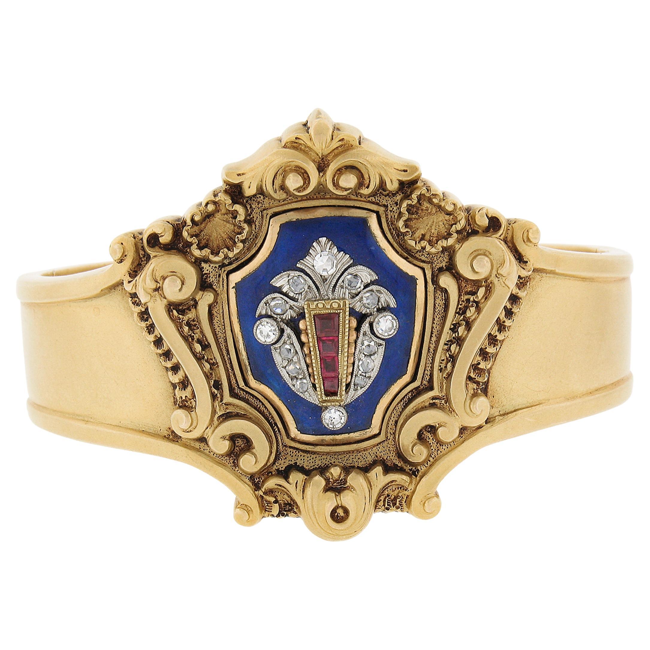 Antiguo brazalete victoriano de oro de 18 quilates con diamantes y esmalte de rubí repujado