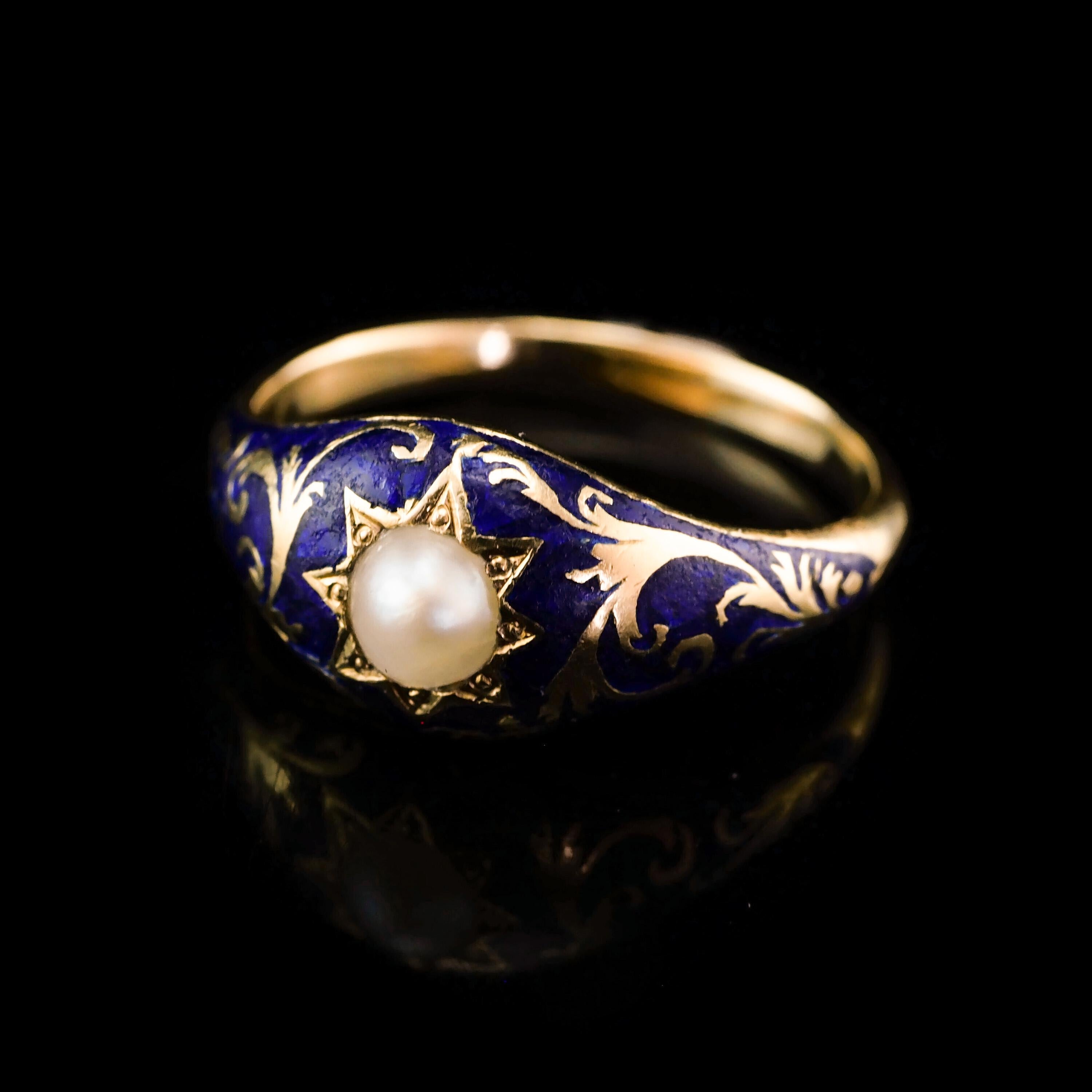 Antiker viktorianischer 18 Karat Gold Emaille- und Perlenring mit verschnörkelten Dekorationen um 1880 4