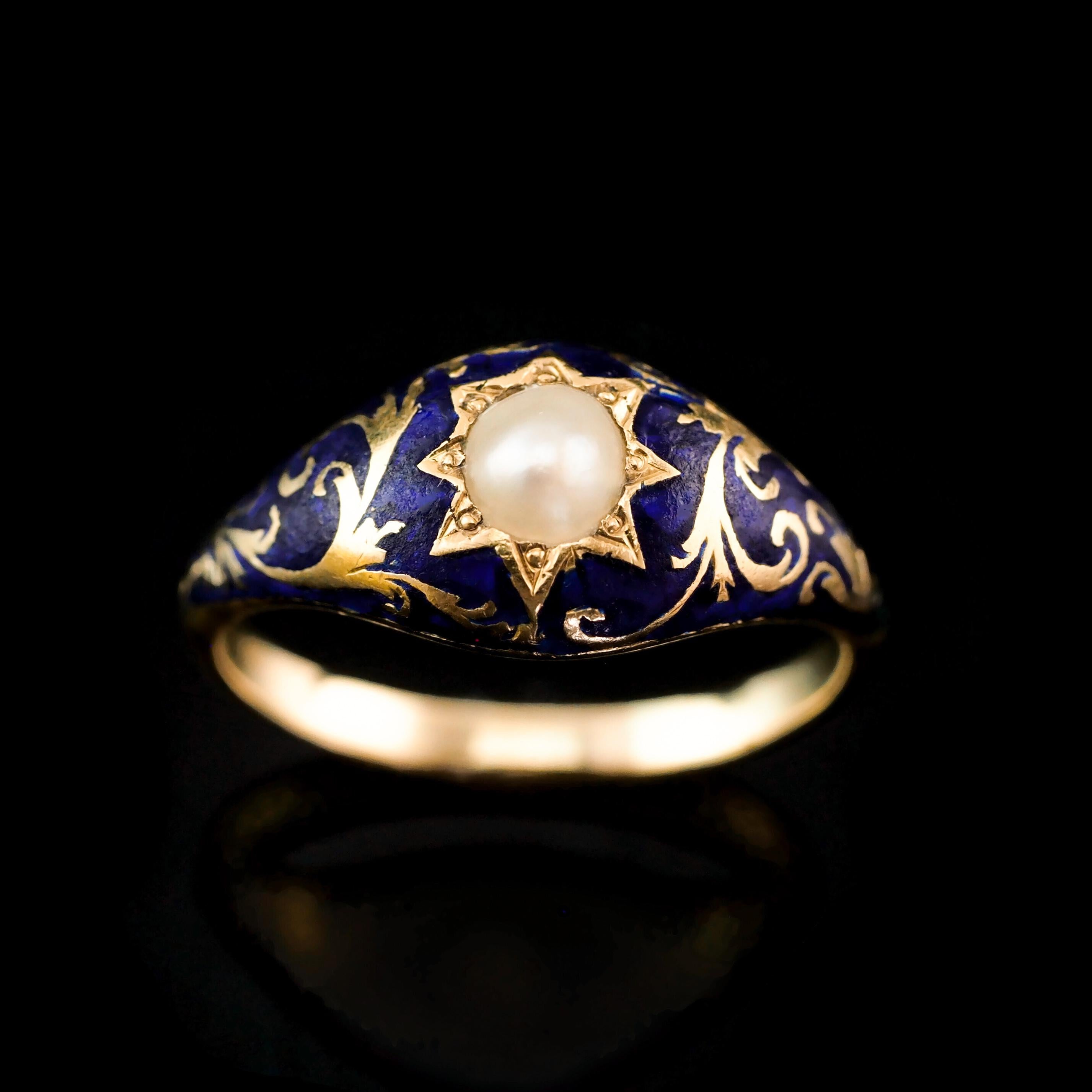 Antiker viktorianischer 18 Karat Gold Emaille- und Perlenring mit verschnörkelten Dekorationen um 1880 (Cabochon)