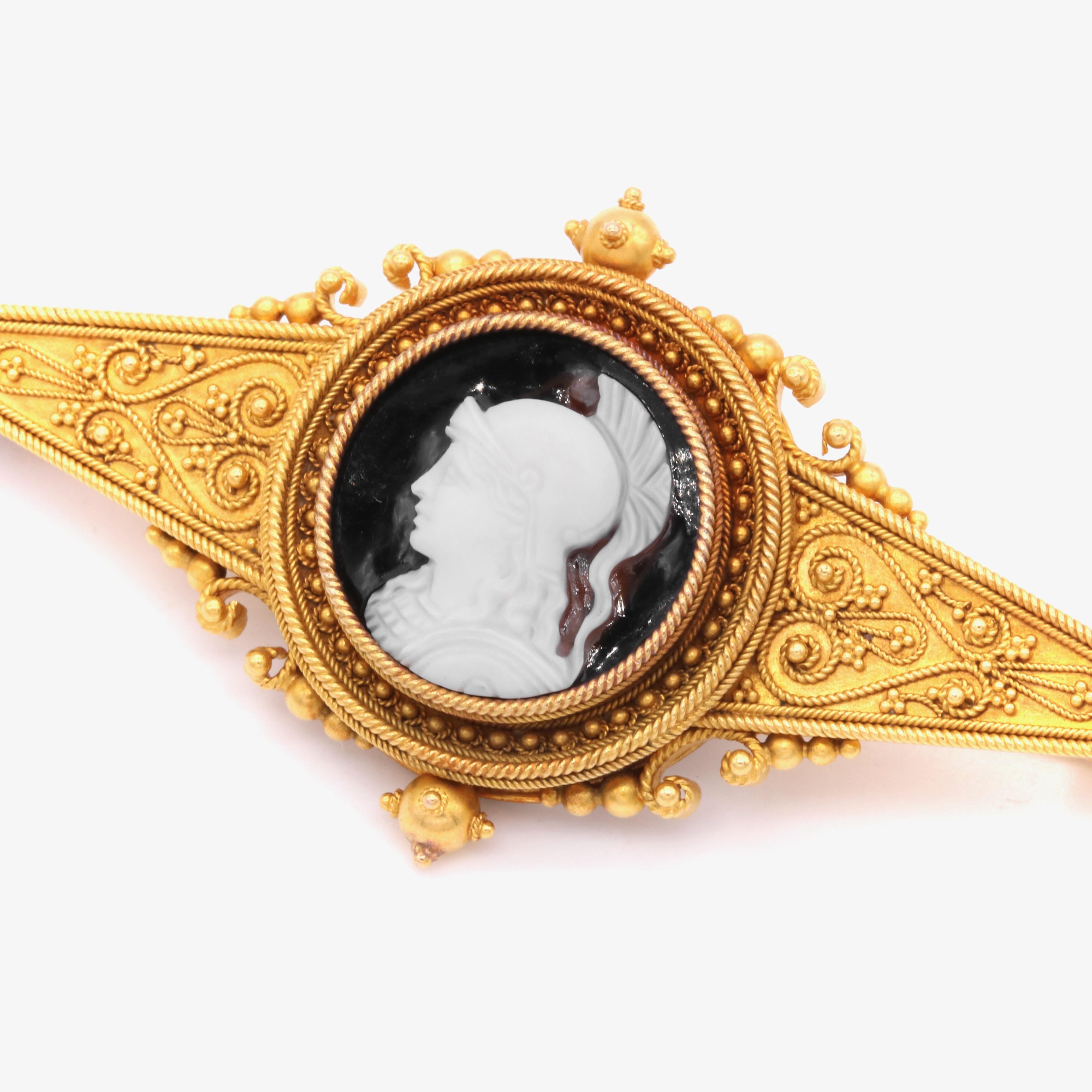 Antique Victorian 18K Gold Etruscan Revival Banded Agate Athena Cameo Brooch In Good Condition For Sale In Staines-Upon-Thames, GB