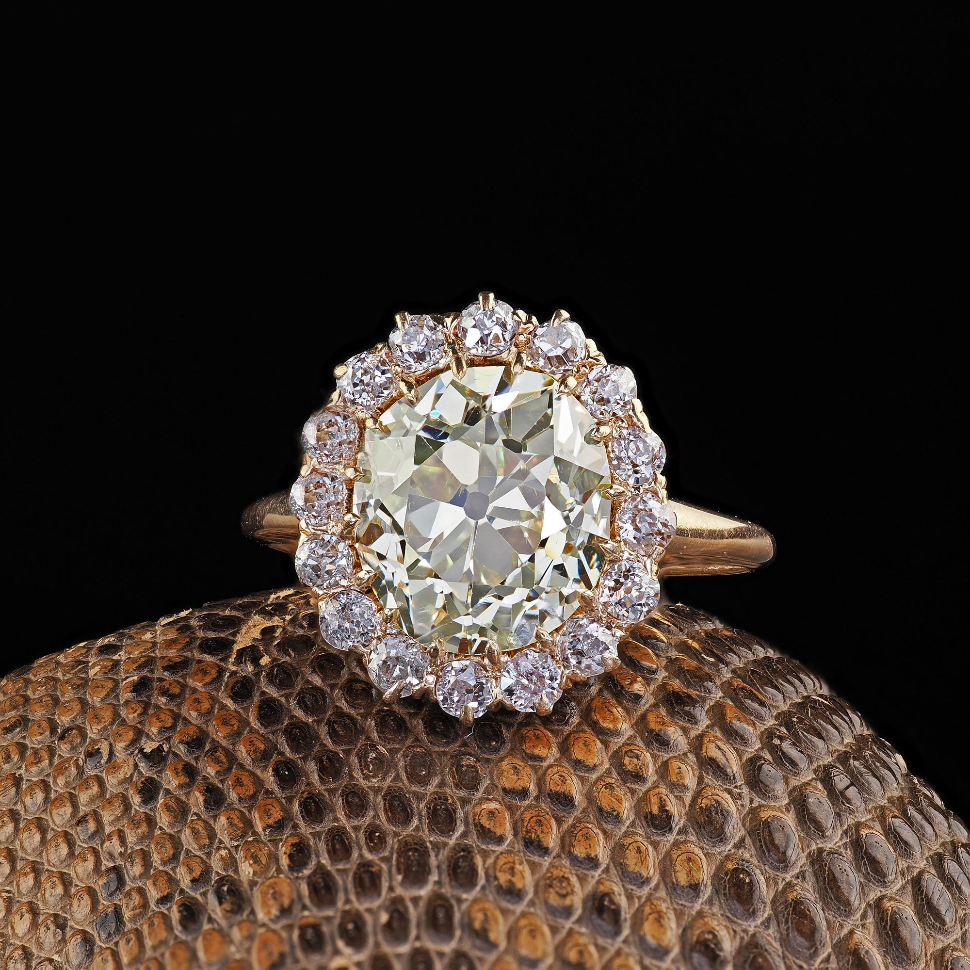 Magnifique bague de fiançailles victorienne en or 18K Fancy Yellow Old Mine Diamond - GIA. Cette incroyable bague de fiançailles en diamant Mermod et Jaccard fancy yellow old mine est réalisée en or jaune 18 carats. Cette magnifique bague est ornée