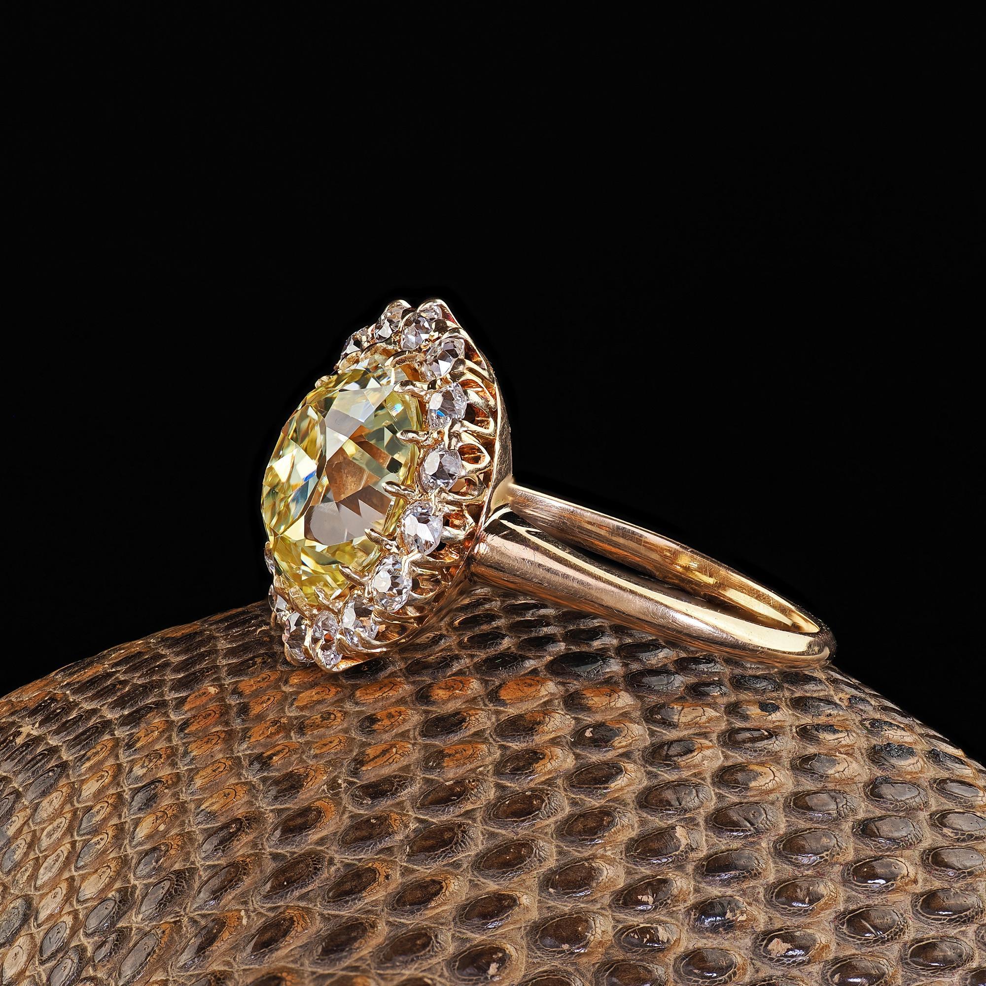 Bague de fiançailles victorienne ancienne en or 18K Fancy Yellow Old Mine Diamond - GIA Pour femmes en vente