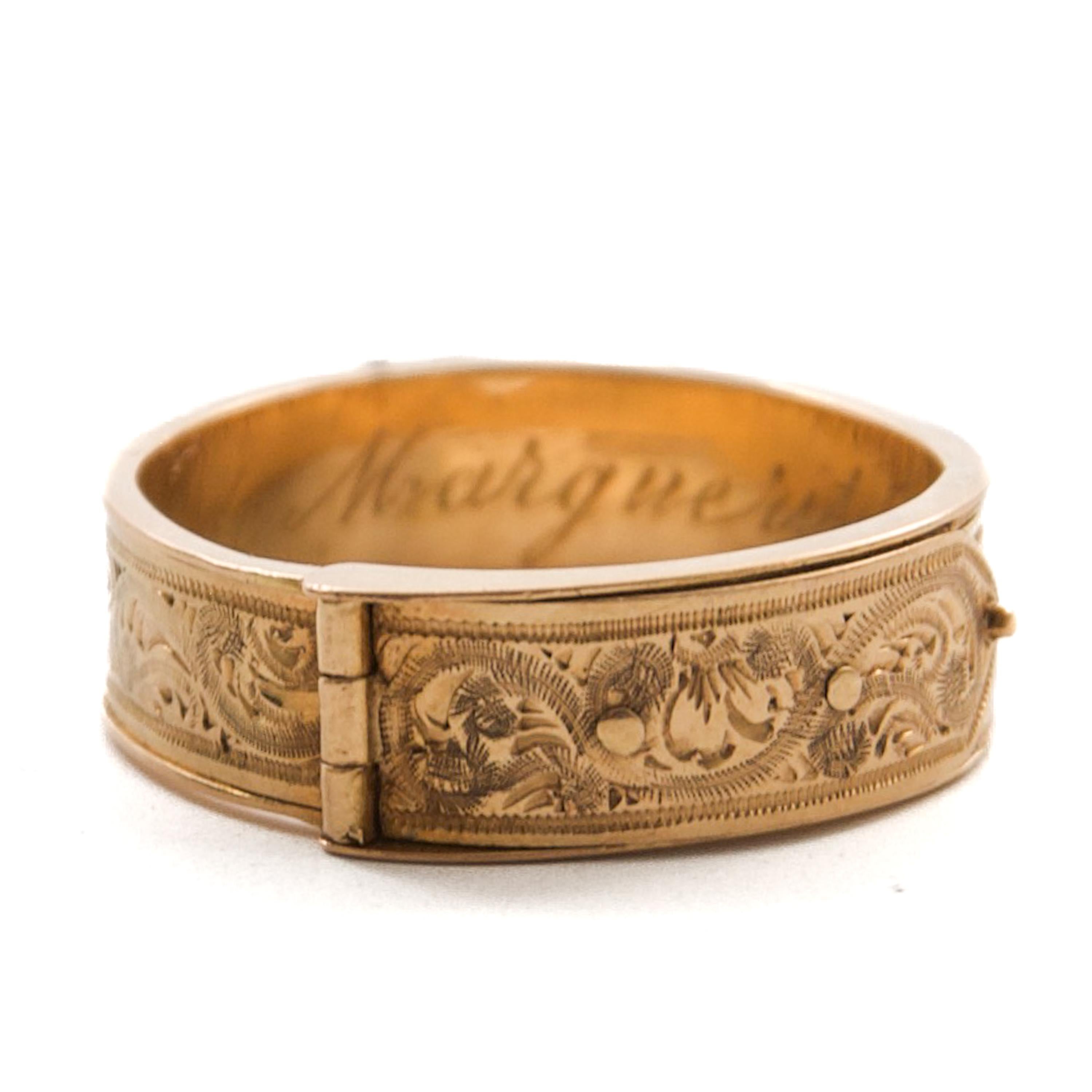 Ancienne bague victorienne en or 18 carats à gravure florale, 1860-1880 en vente 1