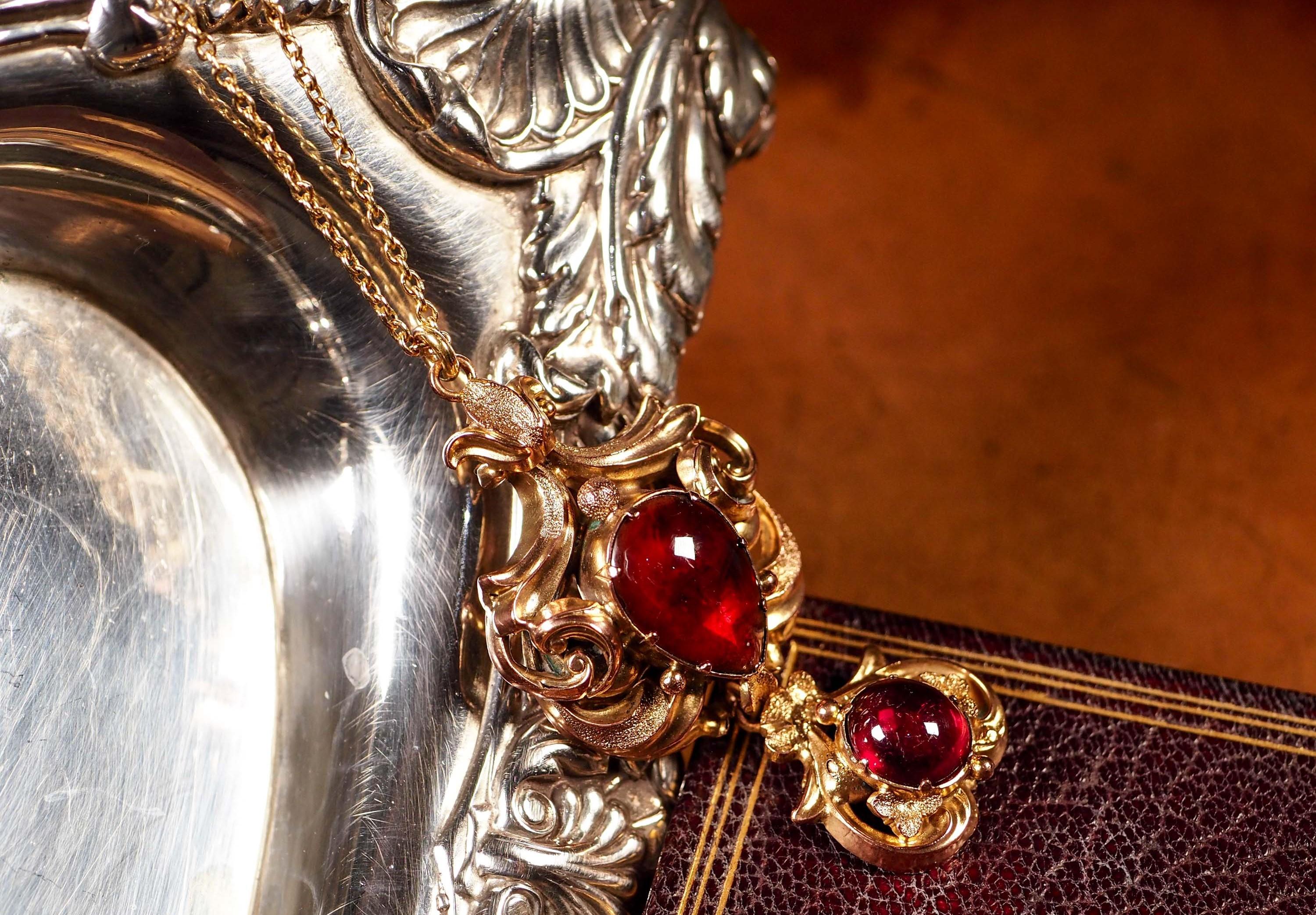 Antique Victorian 18k Gold Garnet Cabochon Necklace, C.1840 For Sale 3