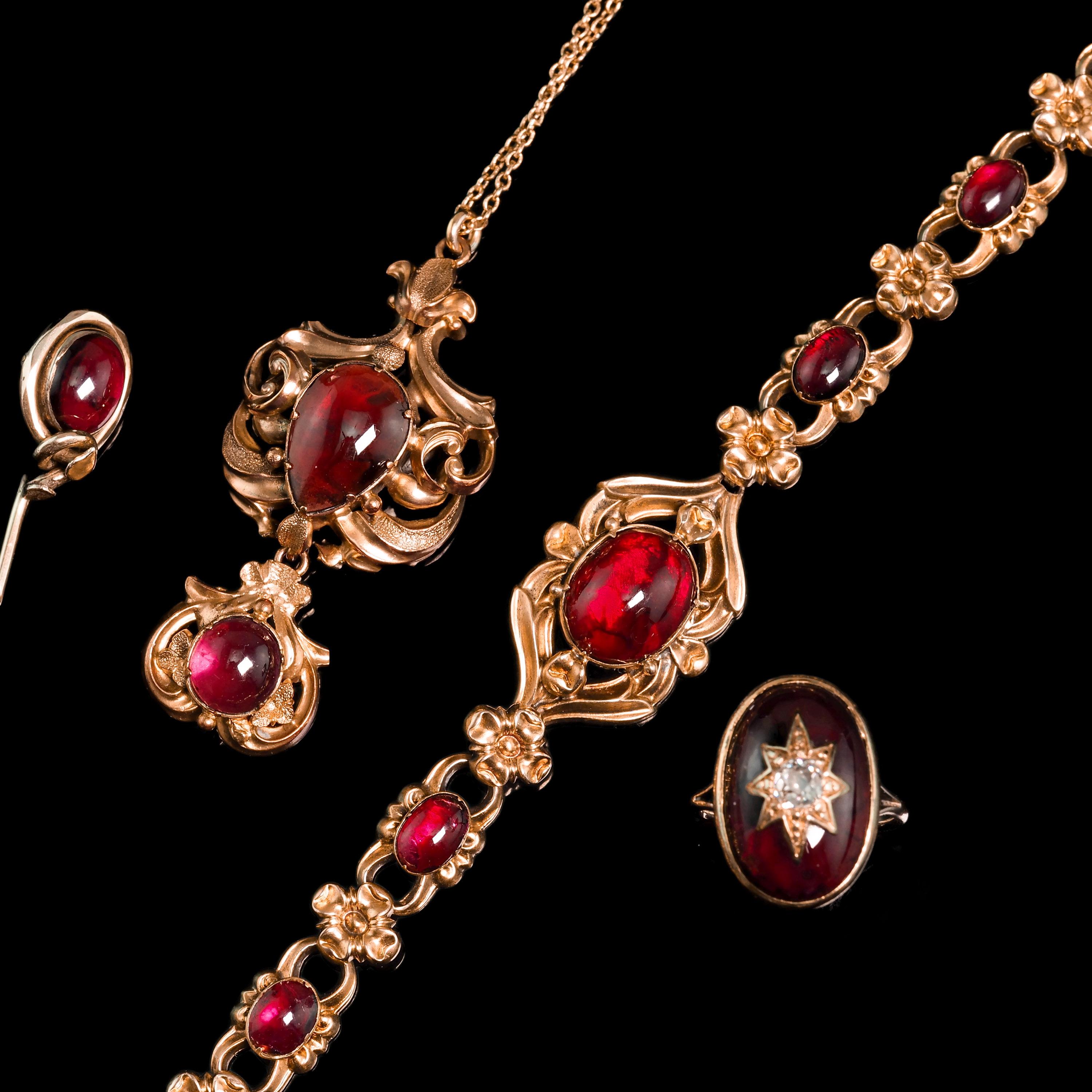 Women's or Men's Antique Victorian 18k Gold Garnet Cabochon Necklace, C.1840 For Sale