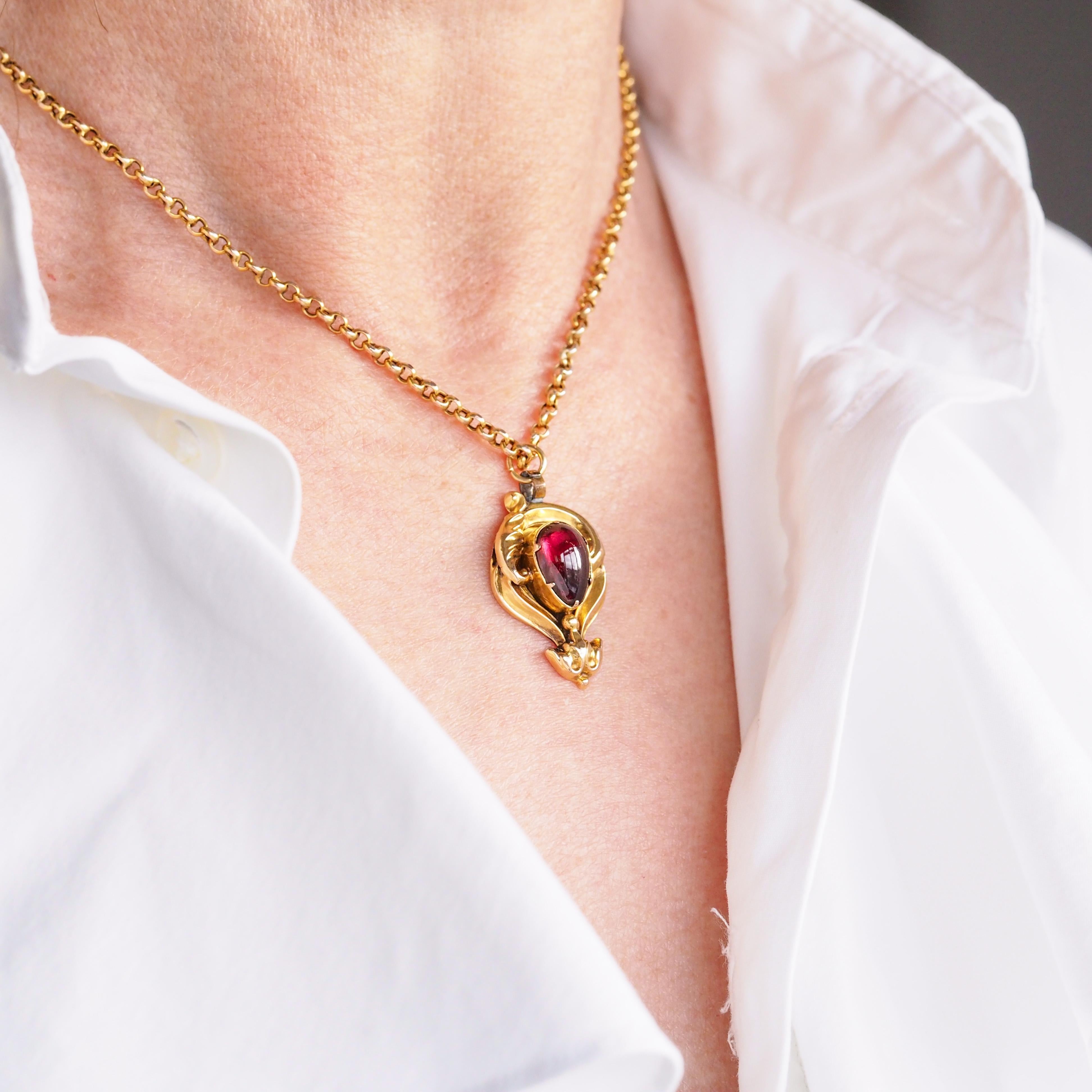 Nous sommes ravis d'offrir ce majestueux collier victorien antique à pendentif en grenat cabochon, serti en or 18ct et réalisé au début de la période victorienne, vers 1840. 
 
La monture en or présente une forme opulente et élégante avec un design