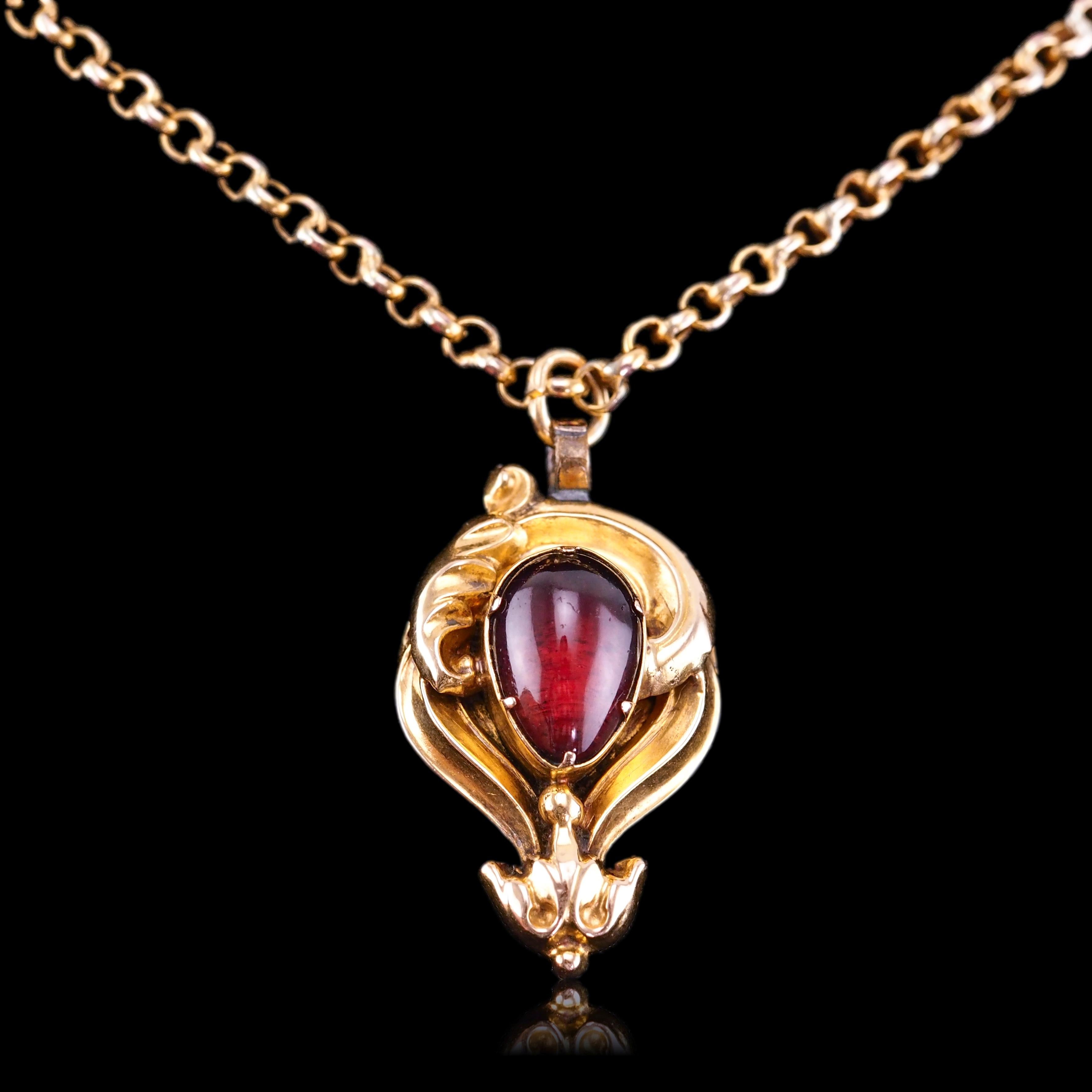 Collier pendentif victorien ancien en or 18 carats avec grenat cabochon, c.1840 Bon état à London, GB