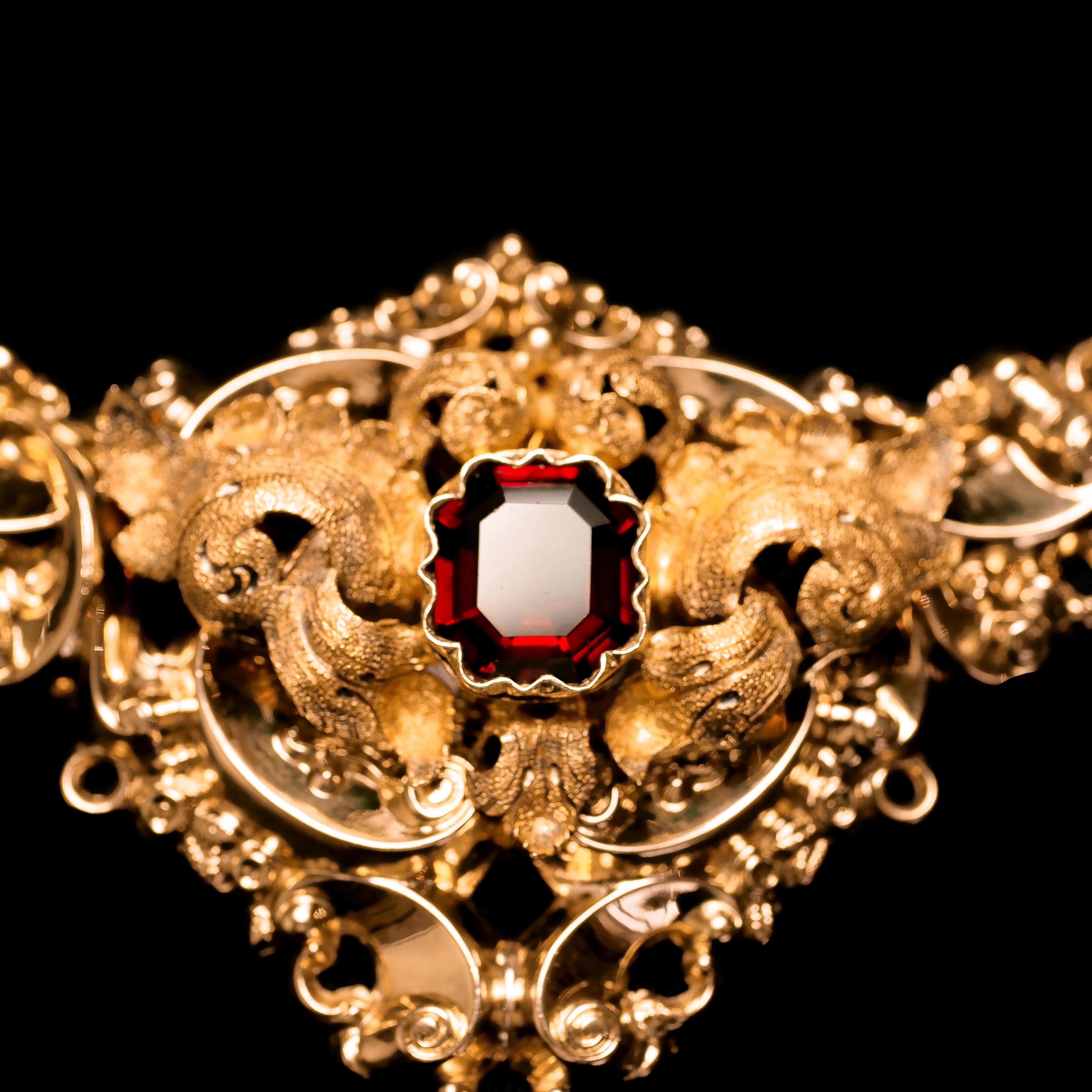 Antique Victorian 18K Gold Garnet Necklace in Baroque Revival Style, c.1840 7