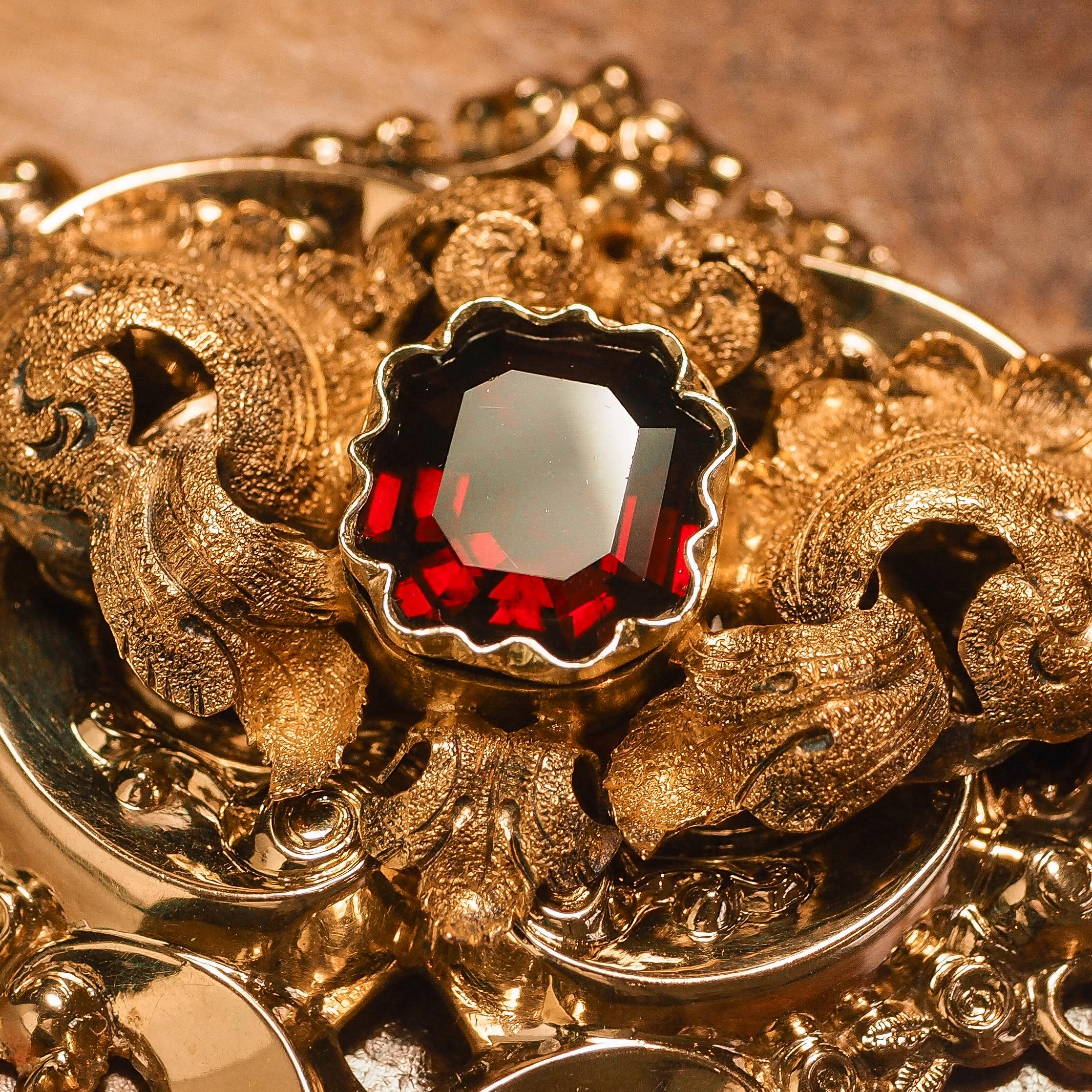 Antique Victorian 18K Gold Garnet Necklace in Baroque Revival Style, c.1840 10