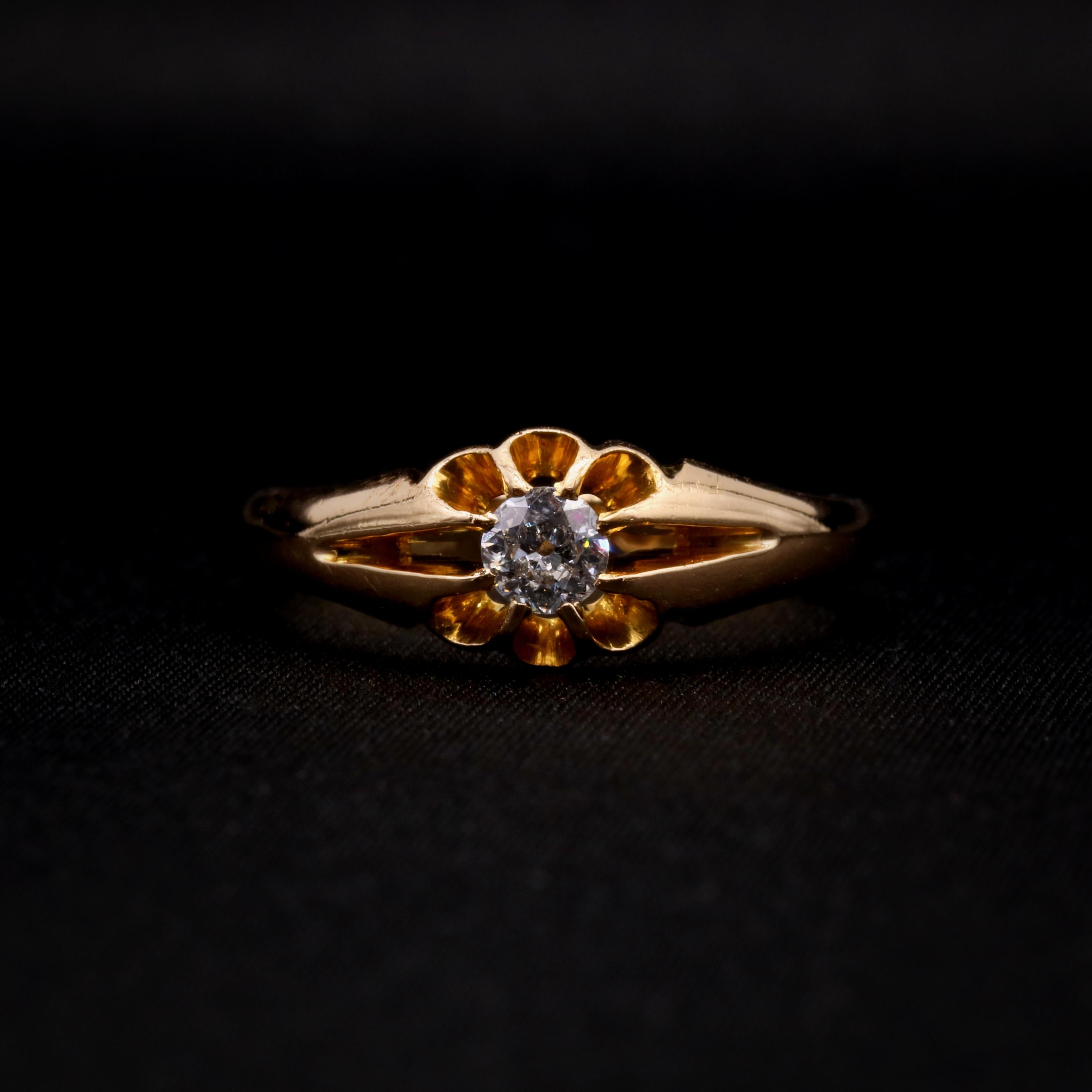 Bague ancienne en or jaune et diamant, comprenant un diamant ancien de taille européenne, en or jaune 18 carats. 

Ce que je préfère dans cette bague victorienne en or jaune 18 carats, c'est l'éclat éblouissant du diamant. Quel est le vôtre ?