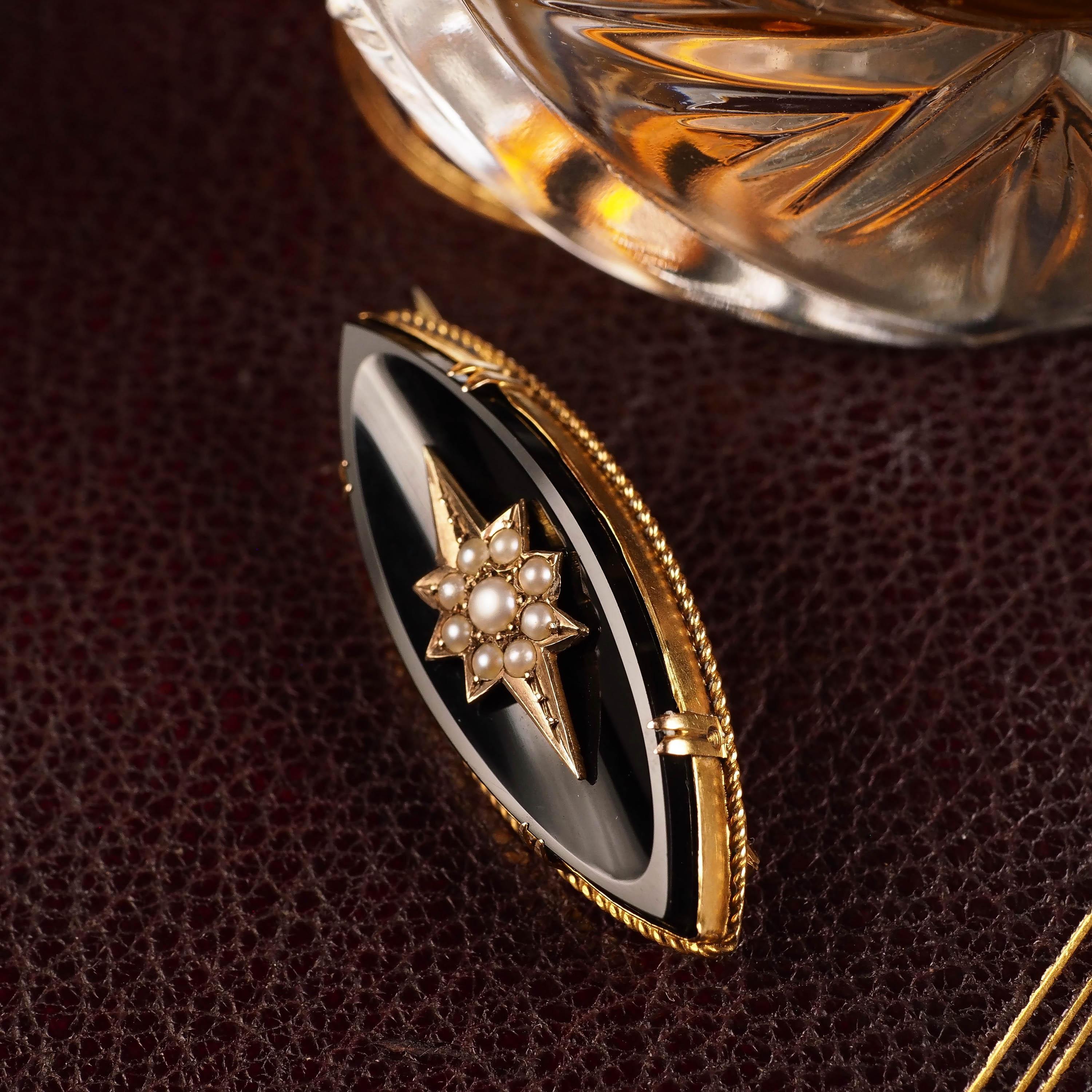 Antique Victorian 18k Gold Onyx & Pearl Star Brooch, circa 1890 In Good Condition For Sale In London, GB