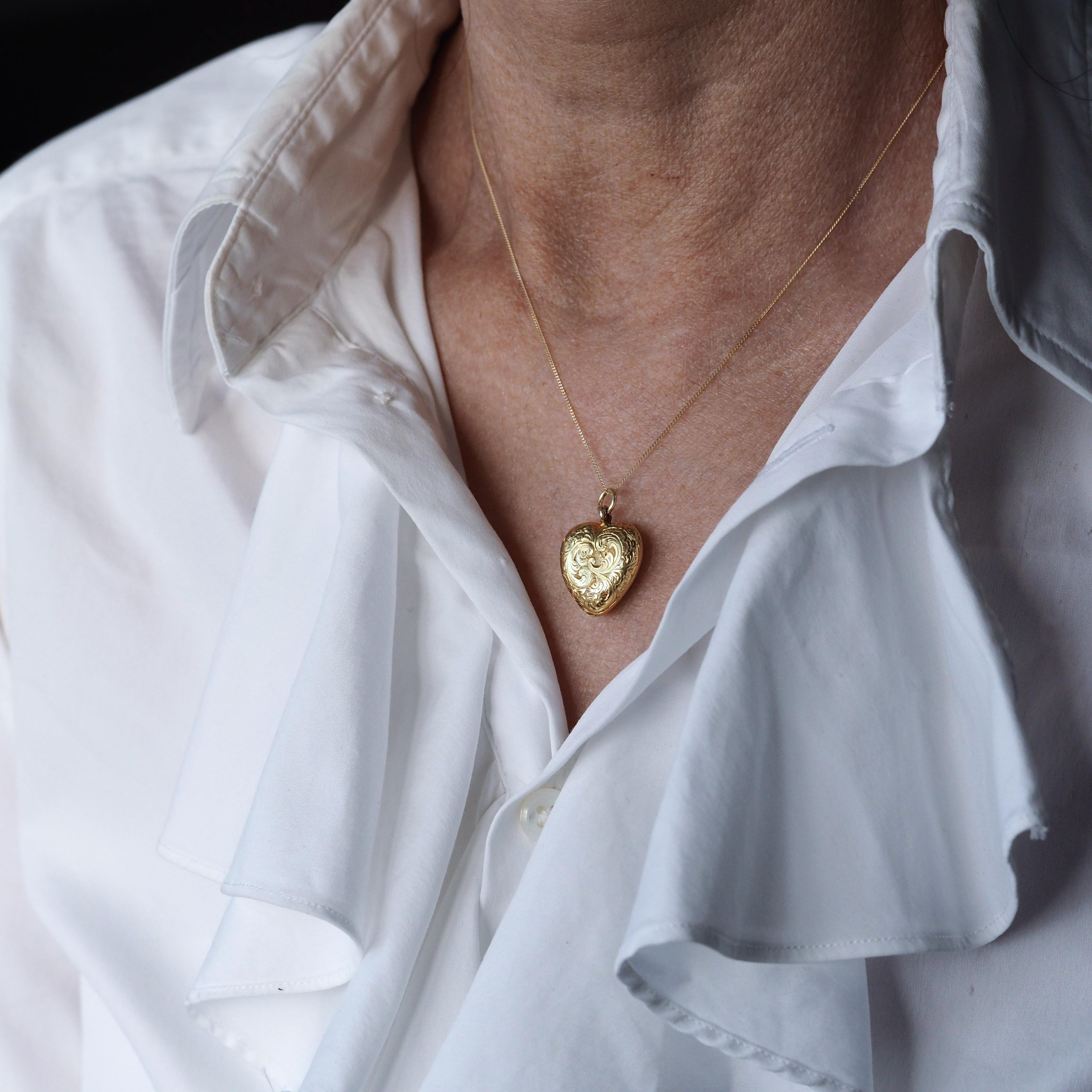 Antike viktorianische 18K Gold Puffy Herz Halskette Anhänger Medaillon - c.1890 Damen im Angebot