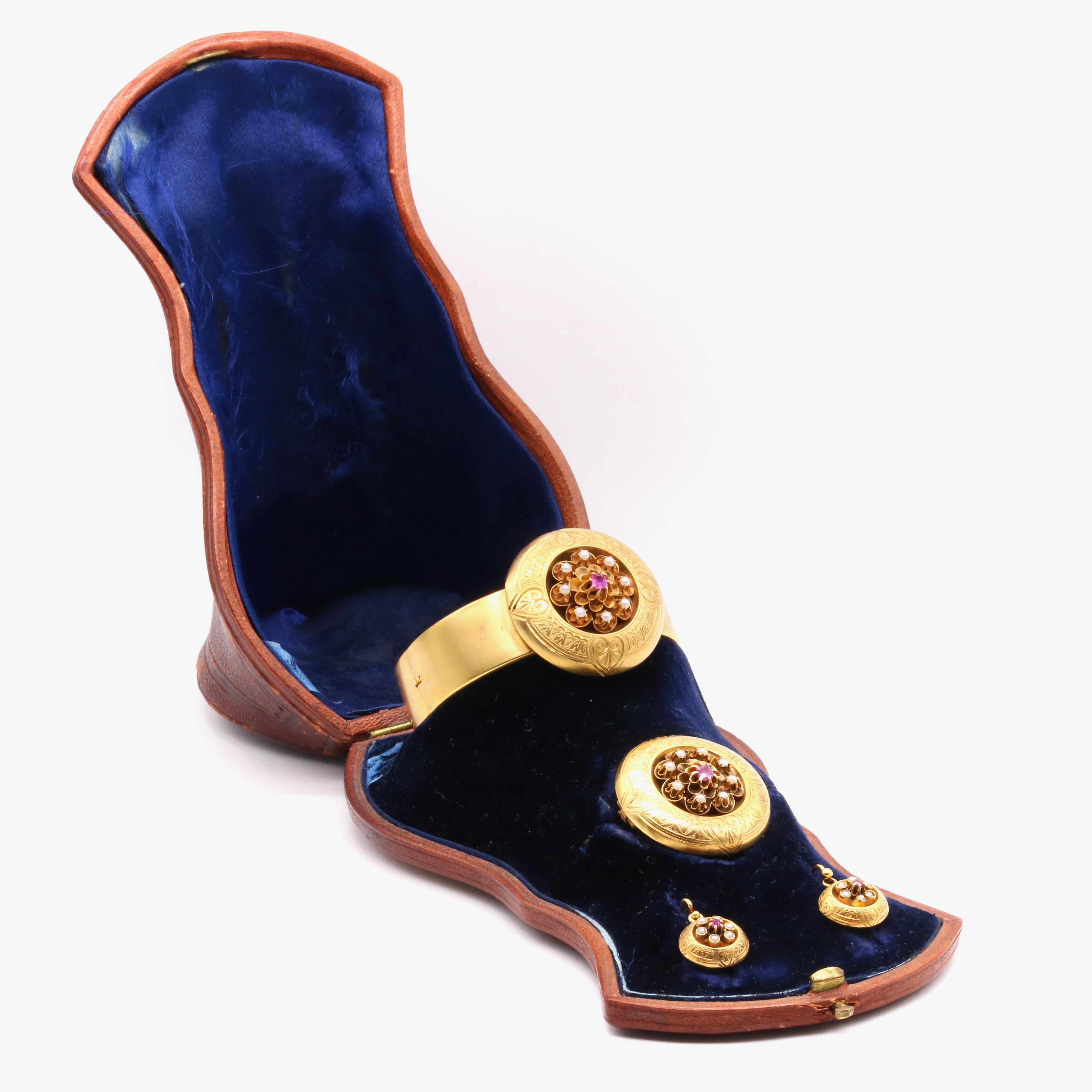 Antikes viktorianisches Set aus Armband, Brosche und Ohrringen, 18 Karat Gold Rubin & Perle graviertes Armband im Angebot 4
