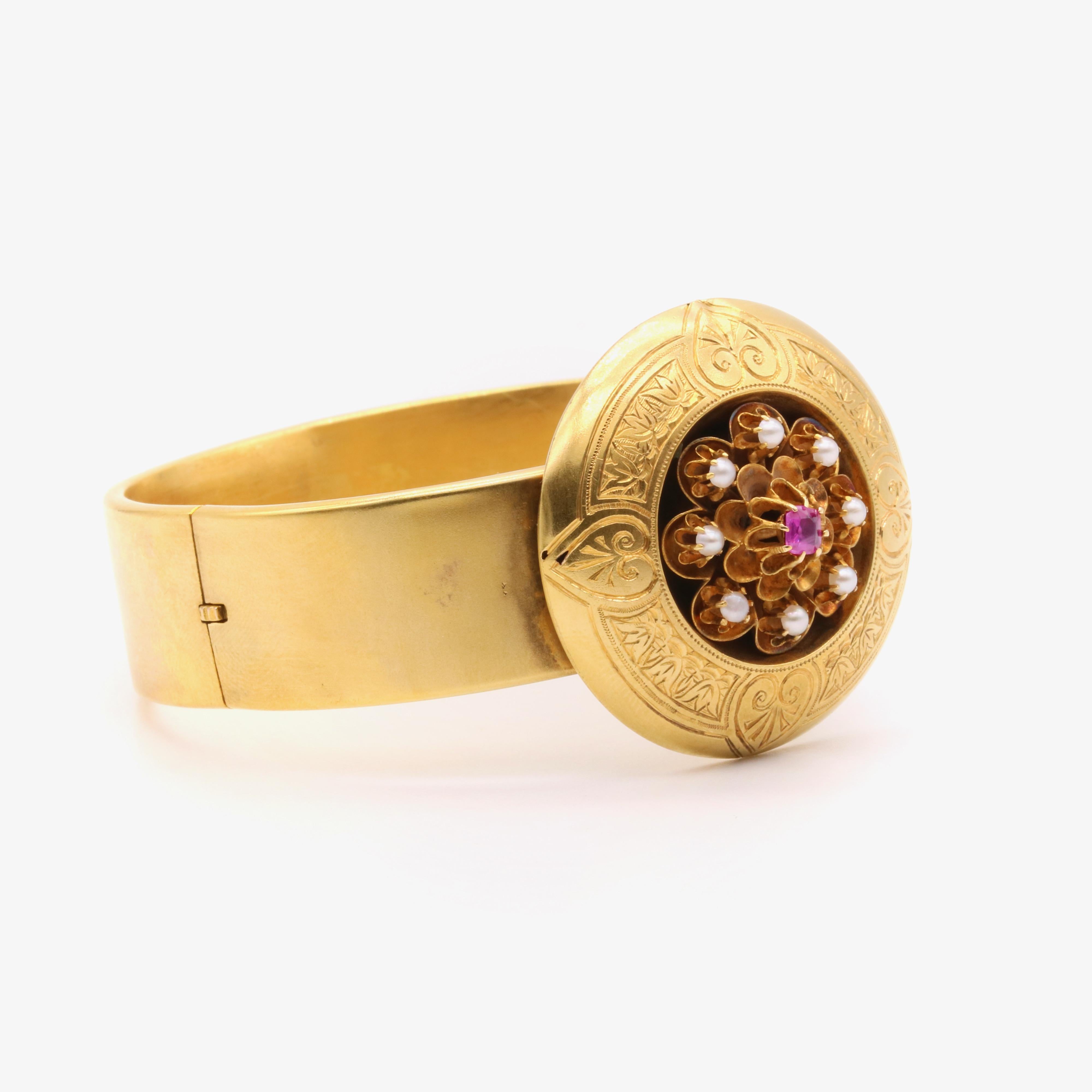 Antikes viktorianisches Set aus Armband, Brosche und Ohrringen, 18 Karat Gold Rubin & Perle graviertes Armband (Viktorianisch) im Angebot
