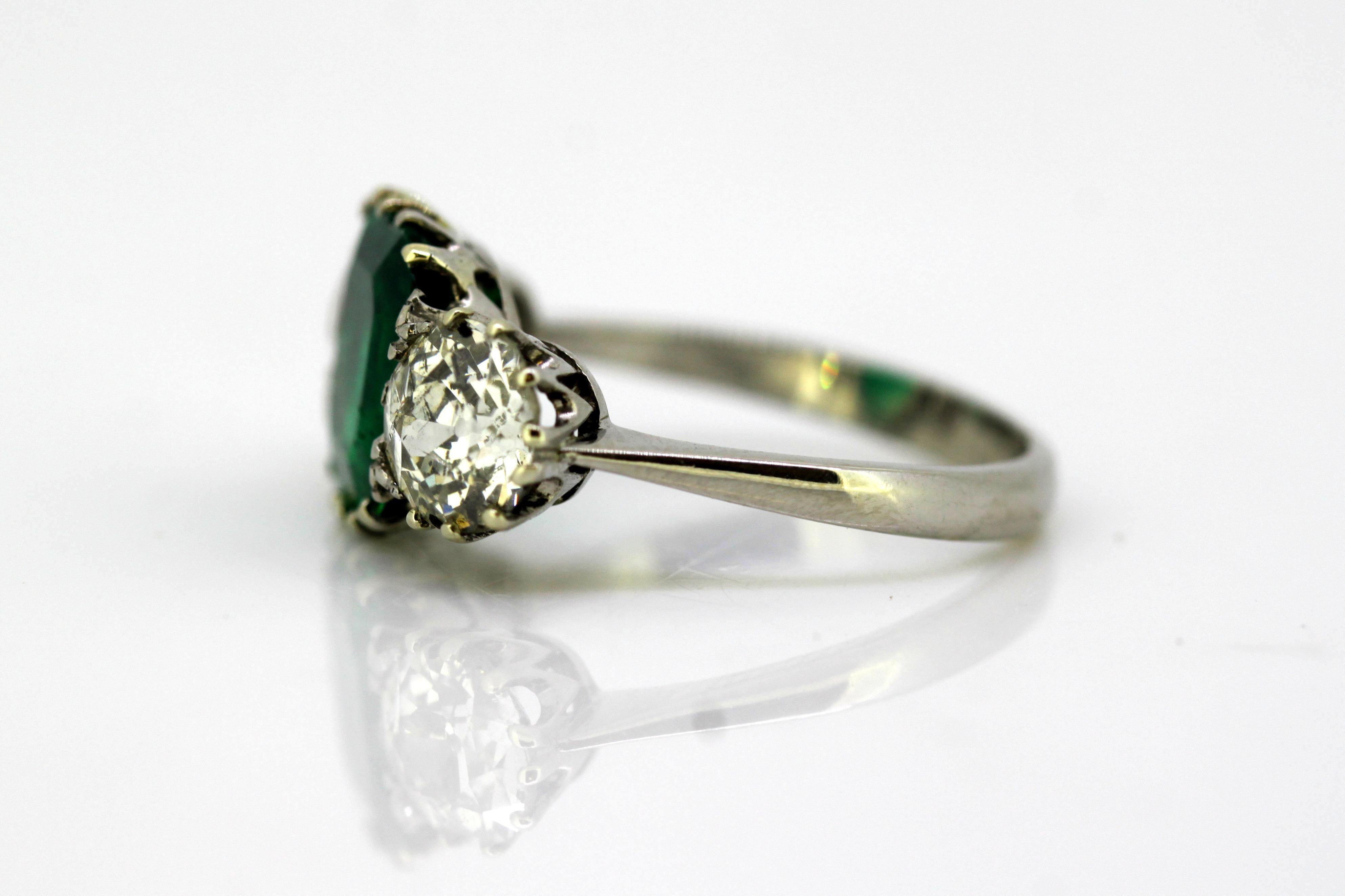 Antique Victorian 18 Karat Gold Three-Stone Emerald and Diamond Ring, England In Good Condition In Braintree, GB